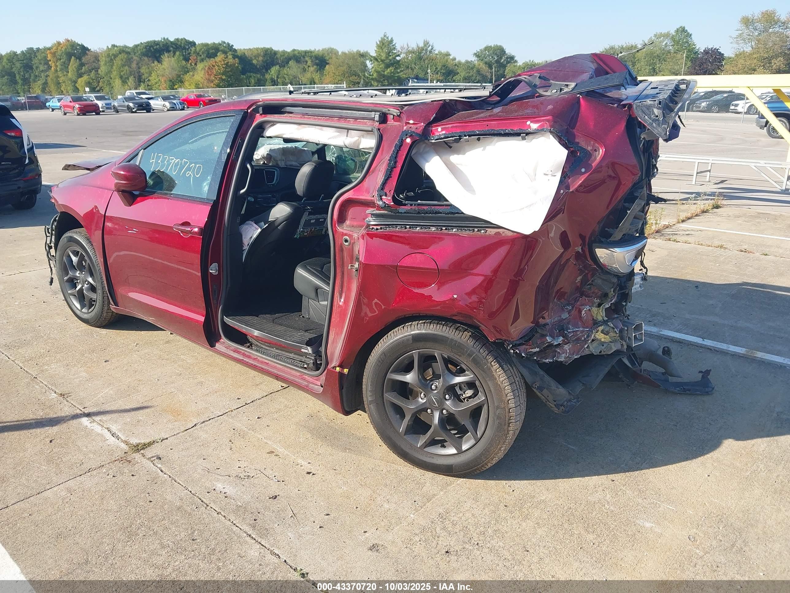 CHRYSLER PACIFICA image 3