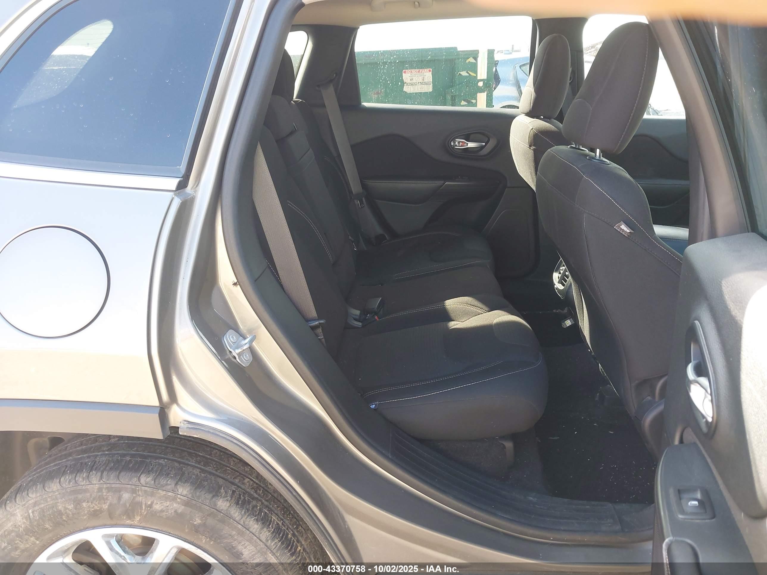 JEEP CHEROKEE image 8