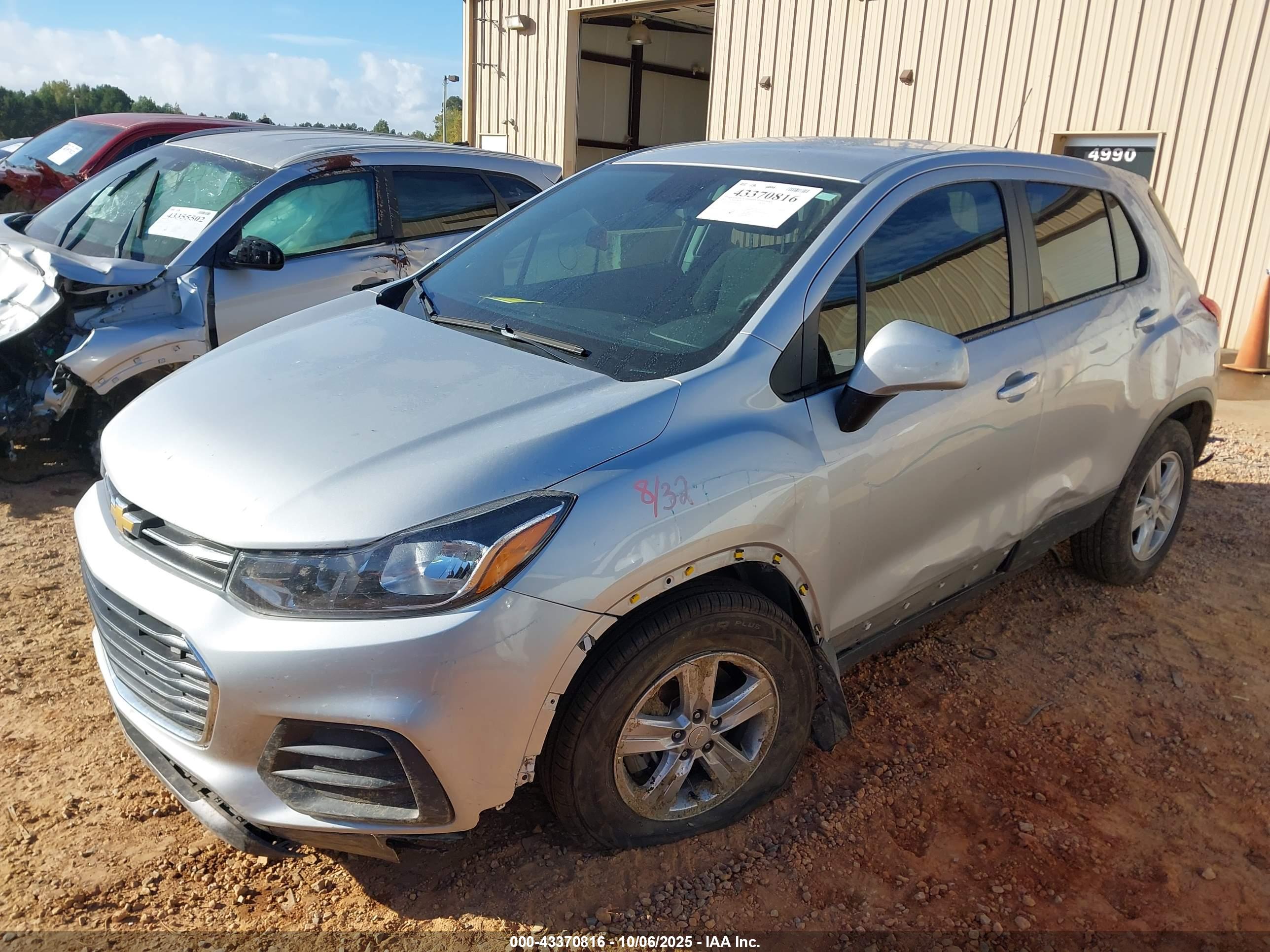 CHEVROLET TRAX image 2