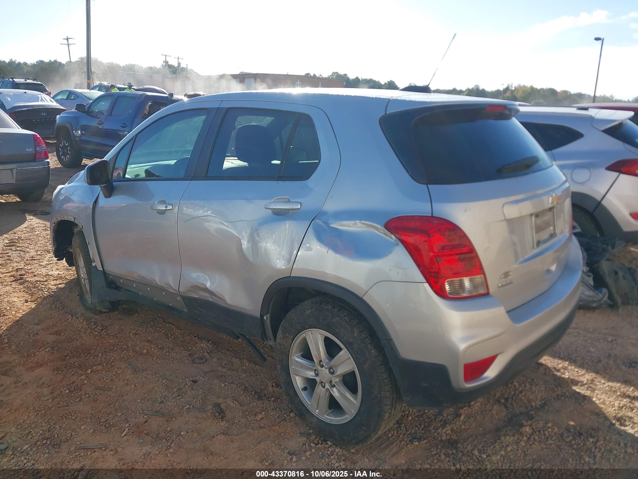 CHEVROLET TRAX image 3