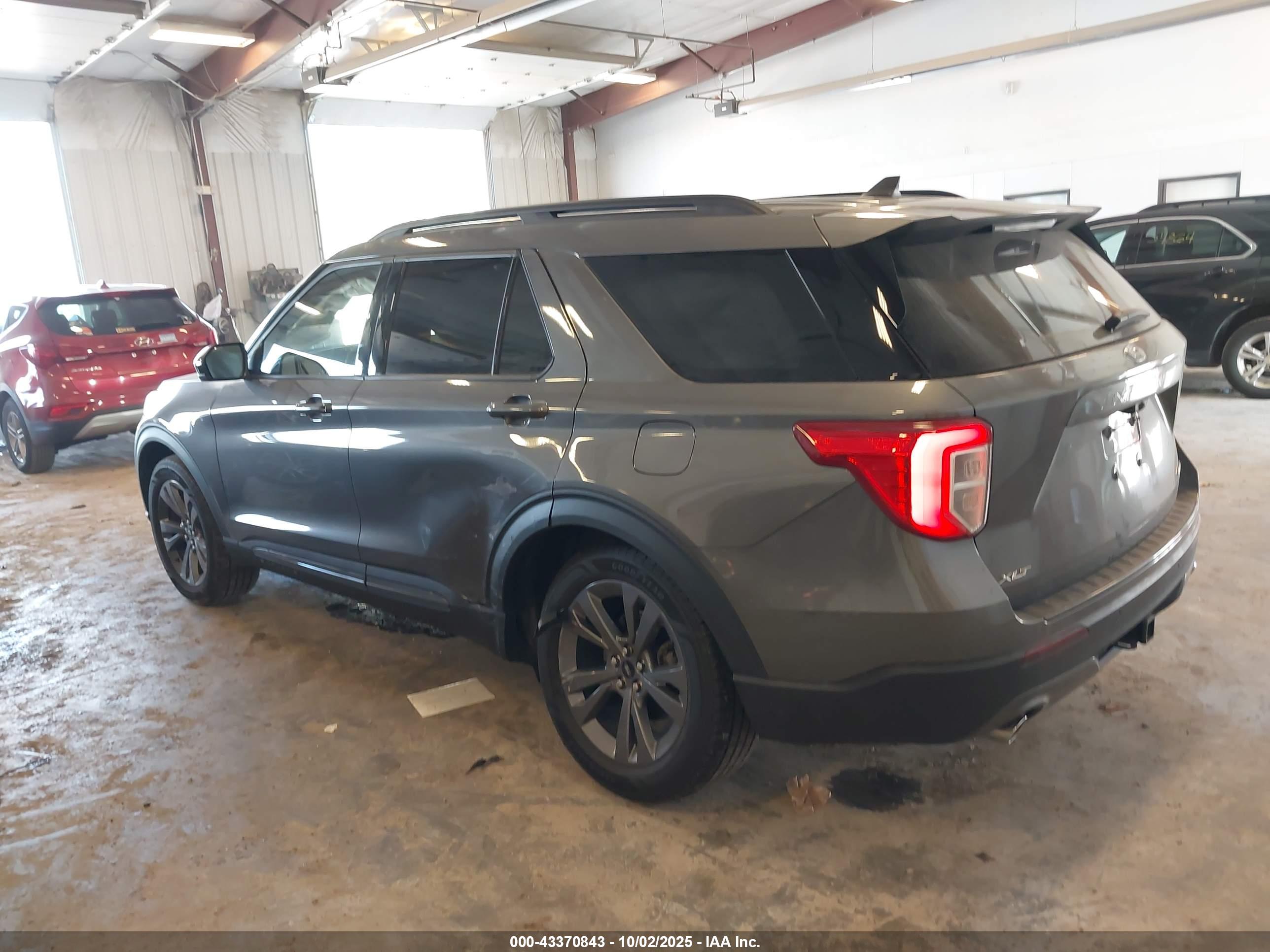 FORD EXPLORER image 3