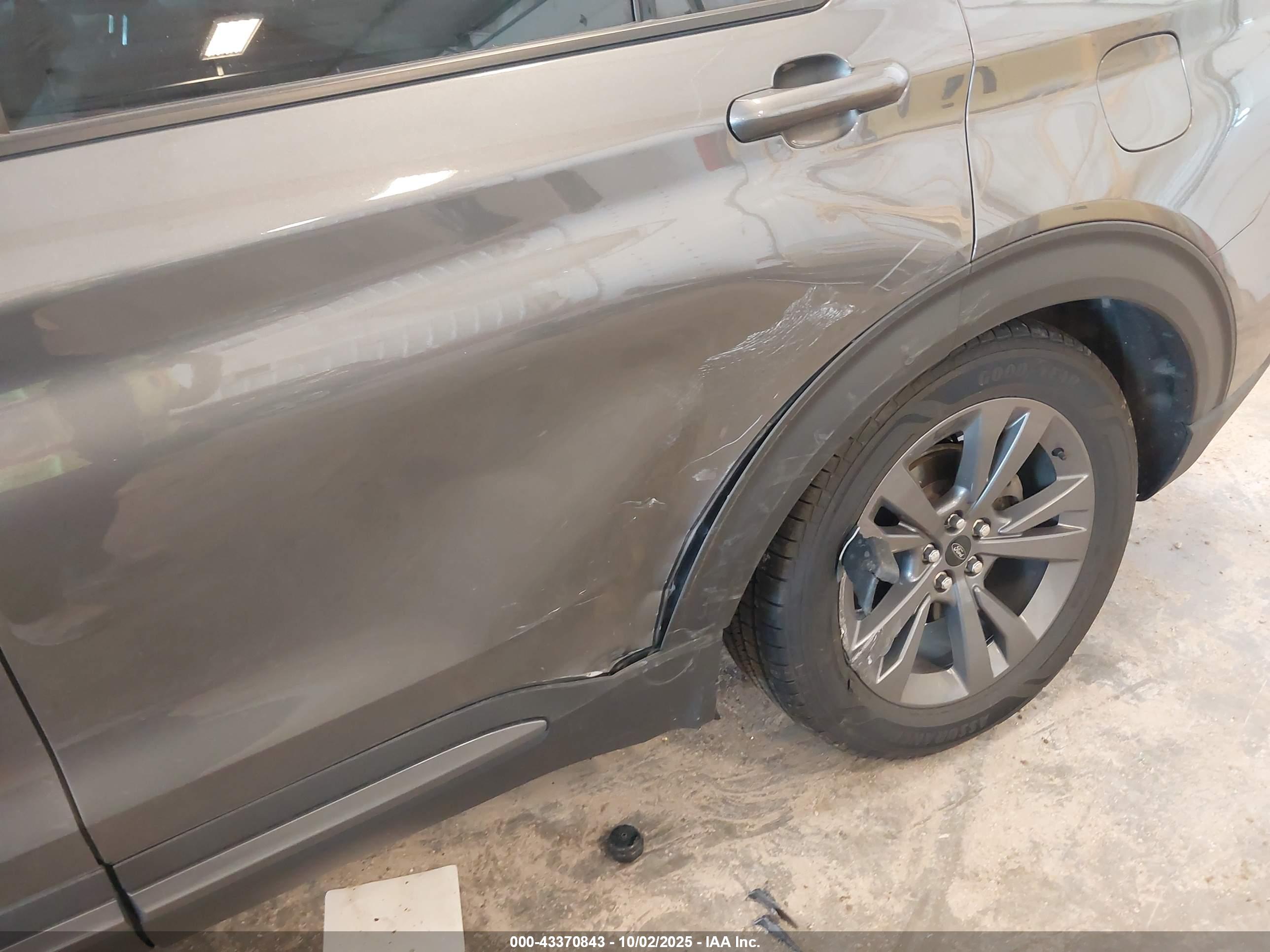 FORD EXPLORER image 6