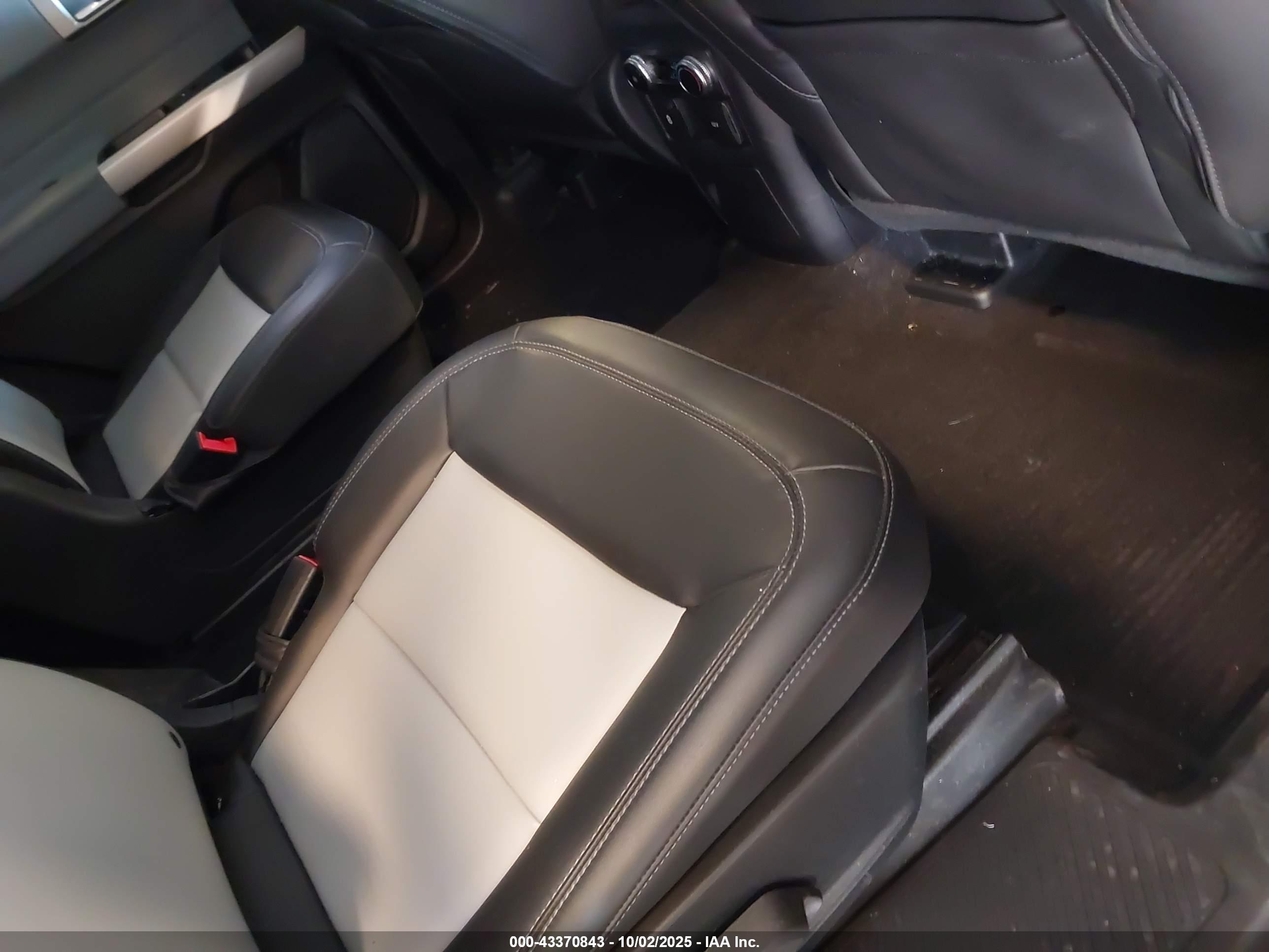 FORD EXPLORER image 8