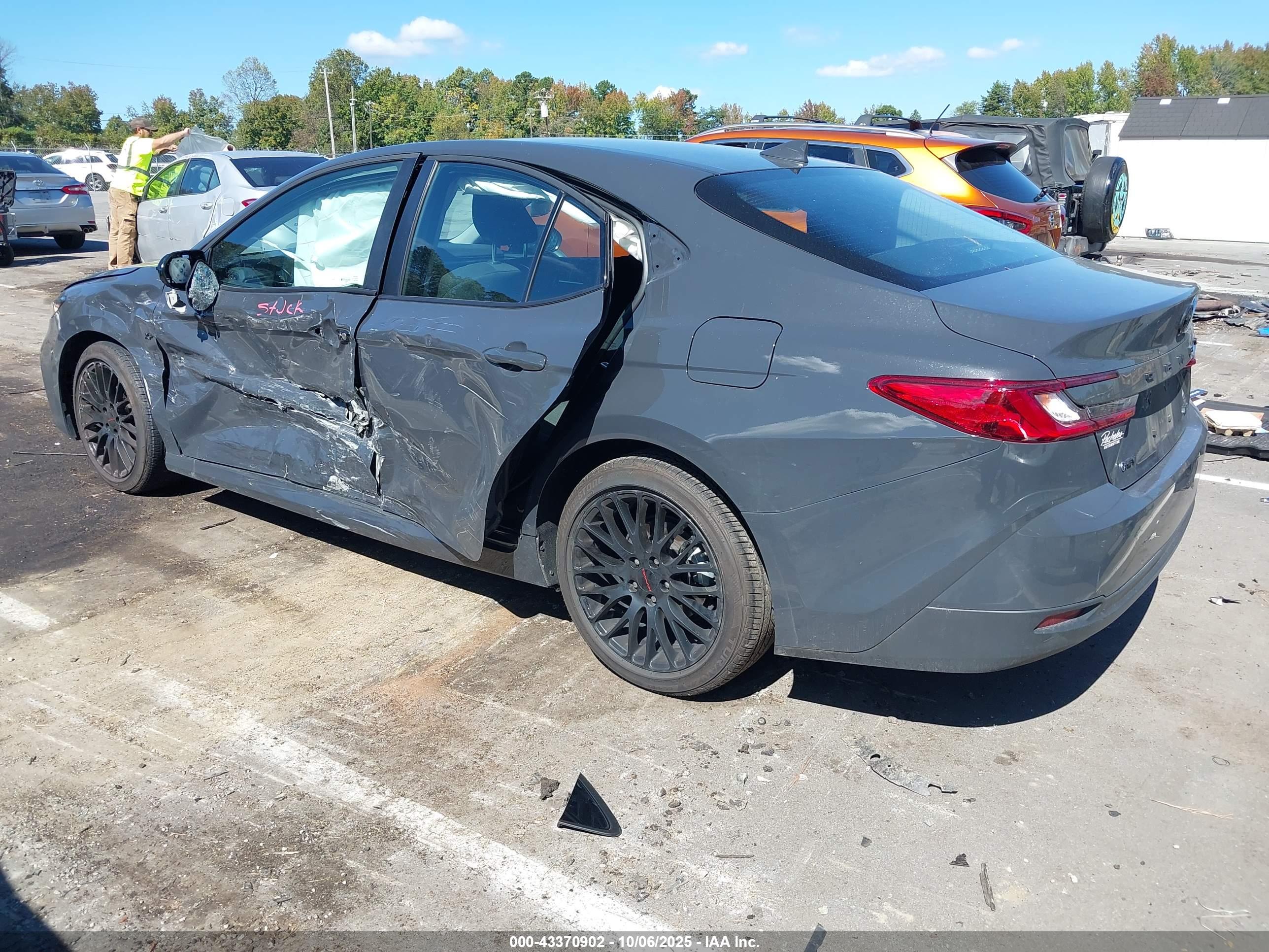 TOYOTA CAMRY image 3