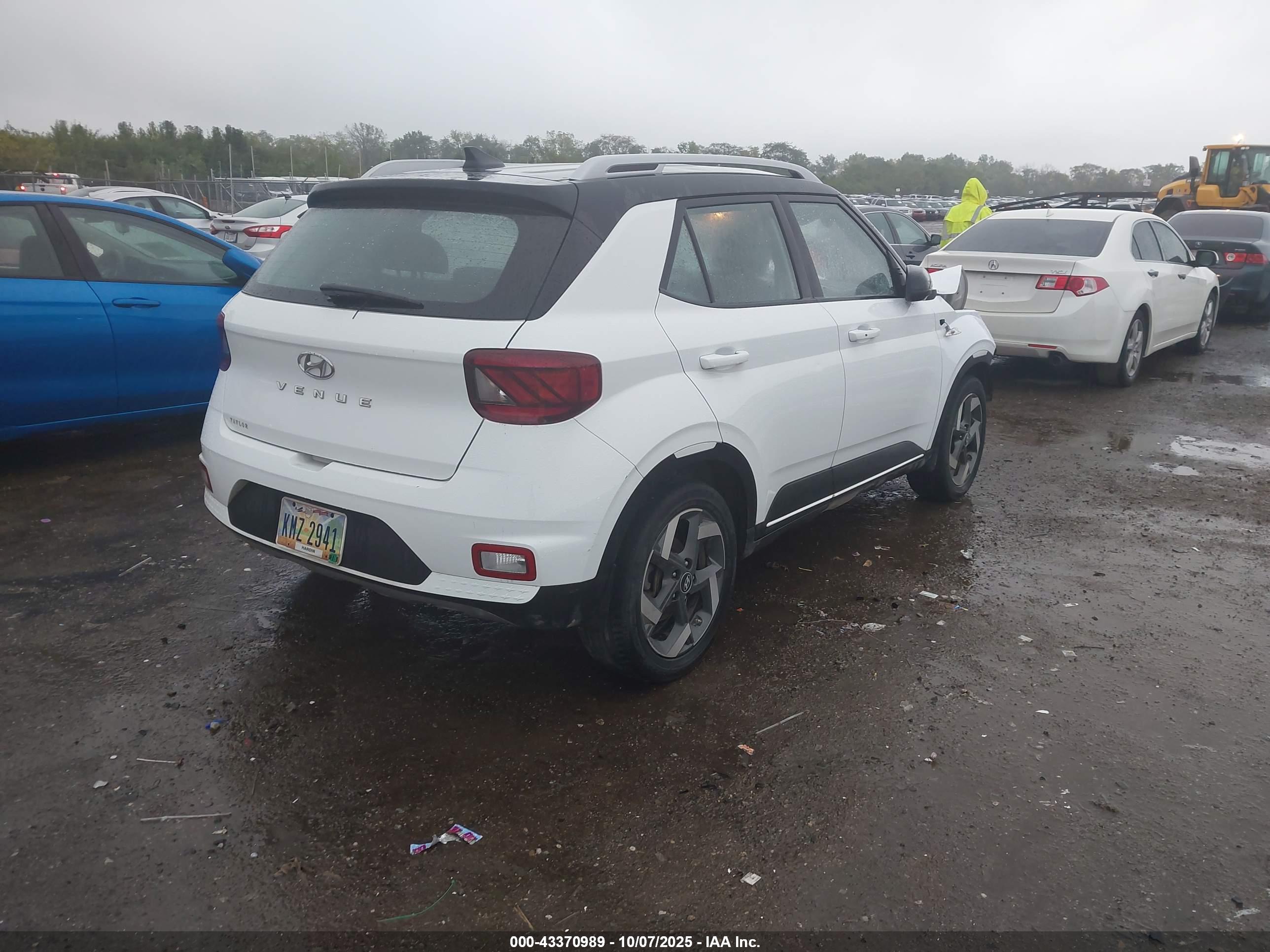 HYUNDAI VENUE image 4