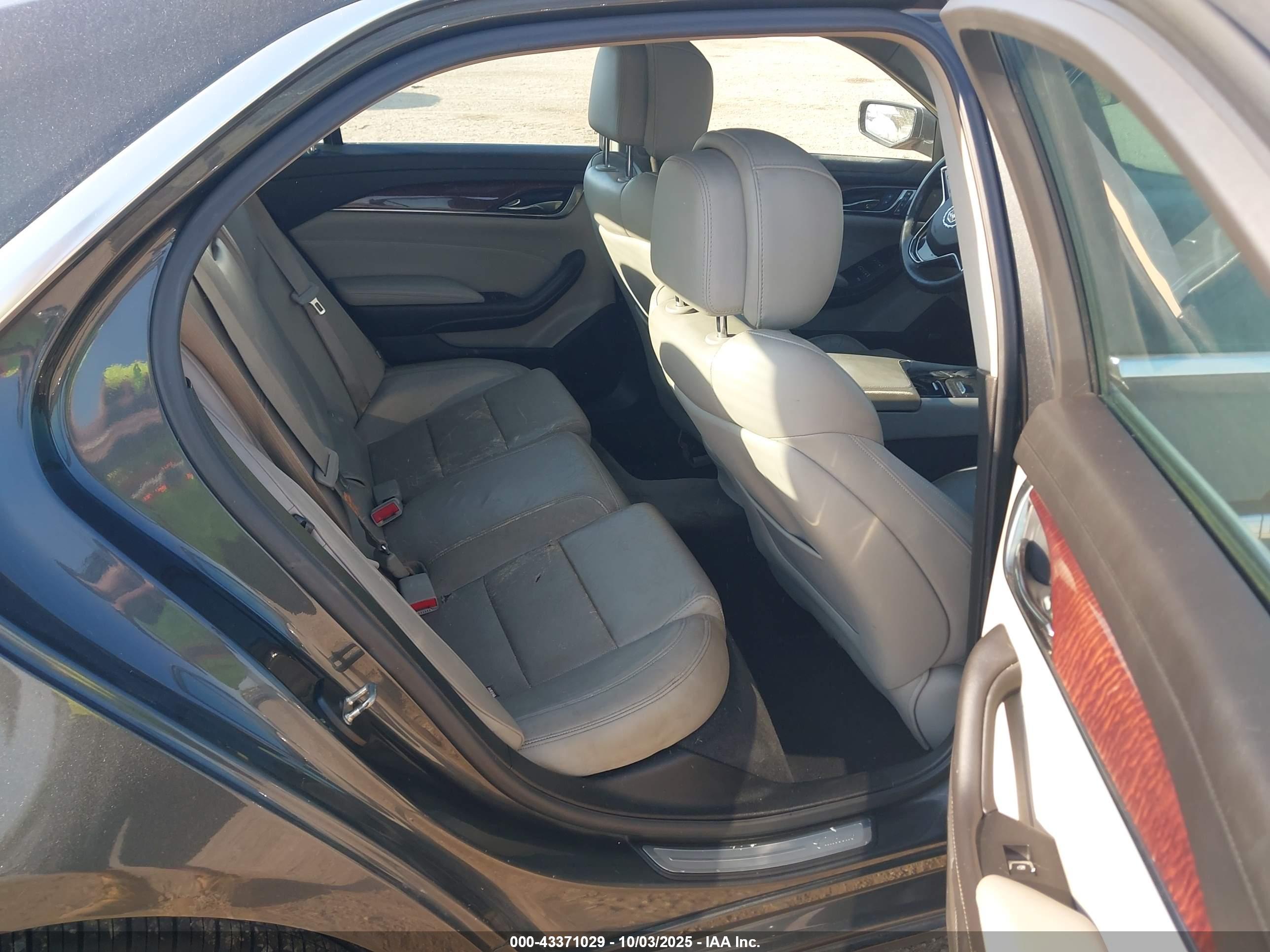 CADILLAC CTS image 8