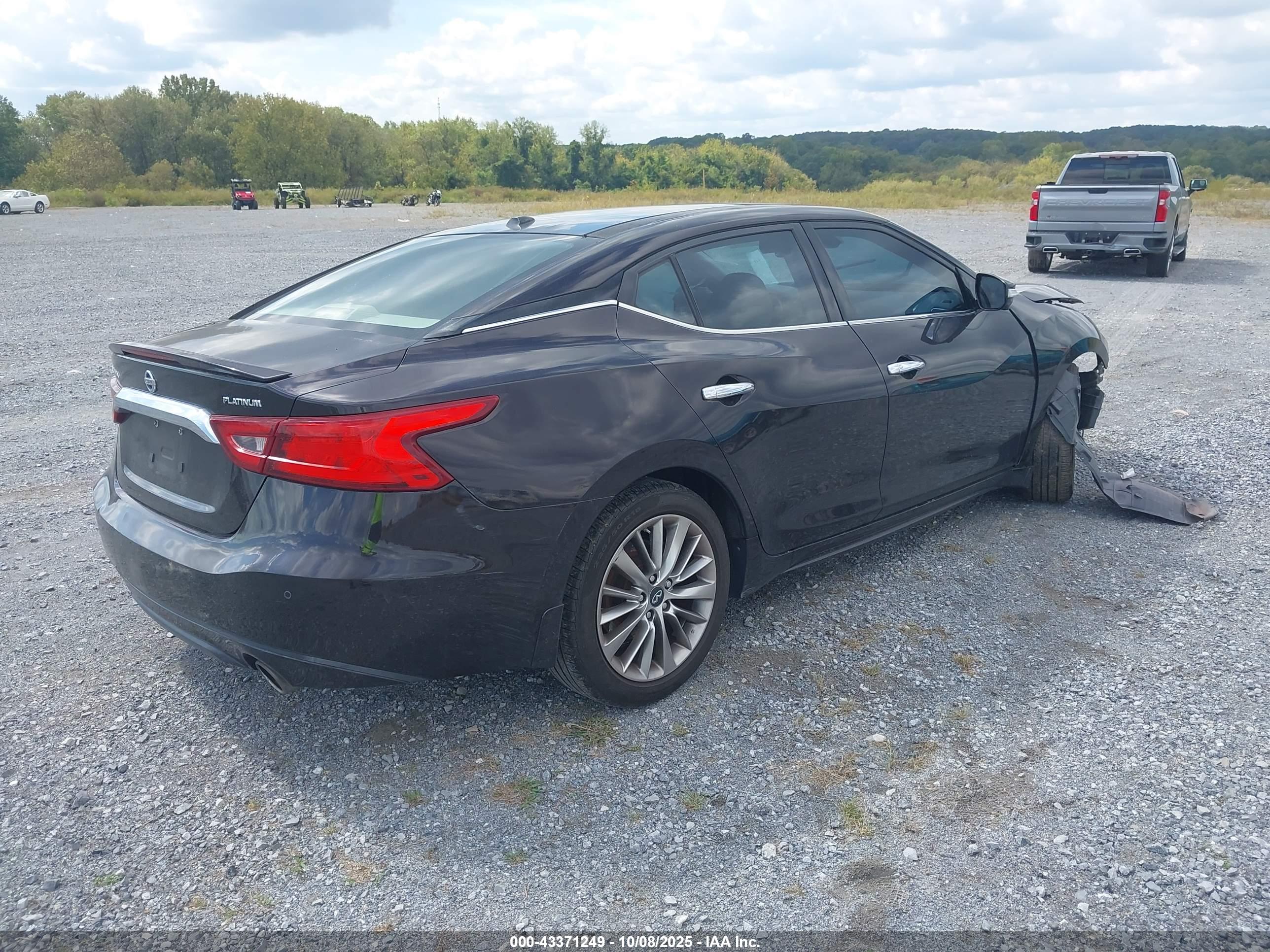 NISSAN MAXIMA image 4