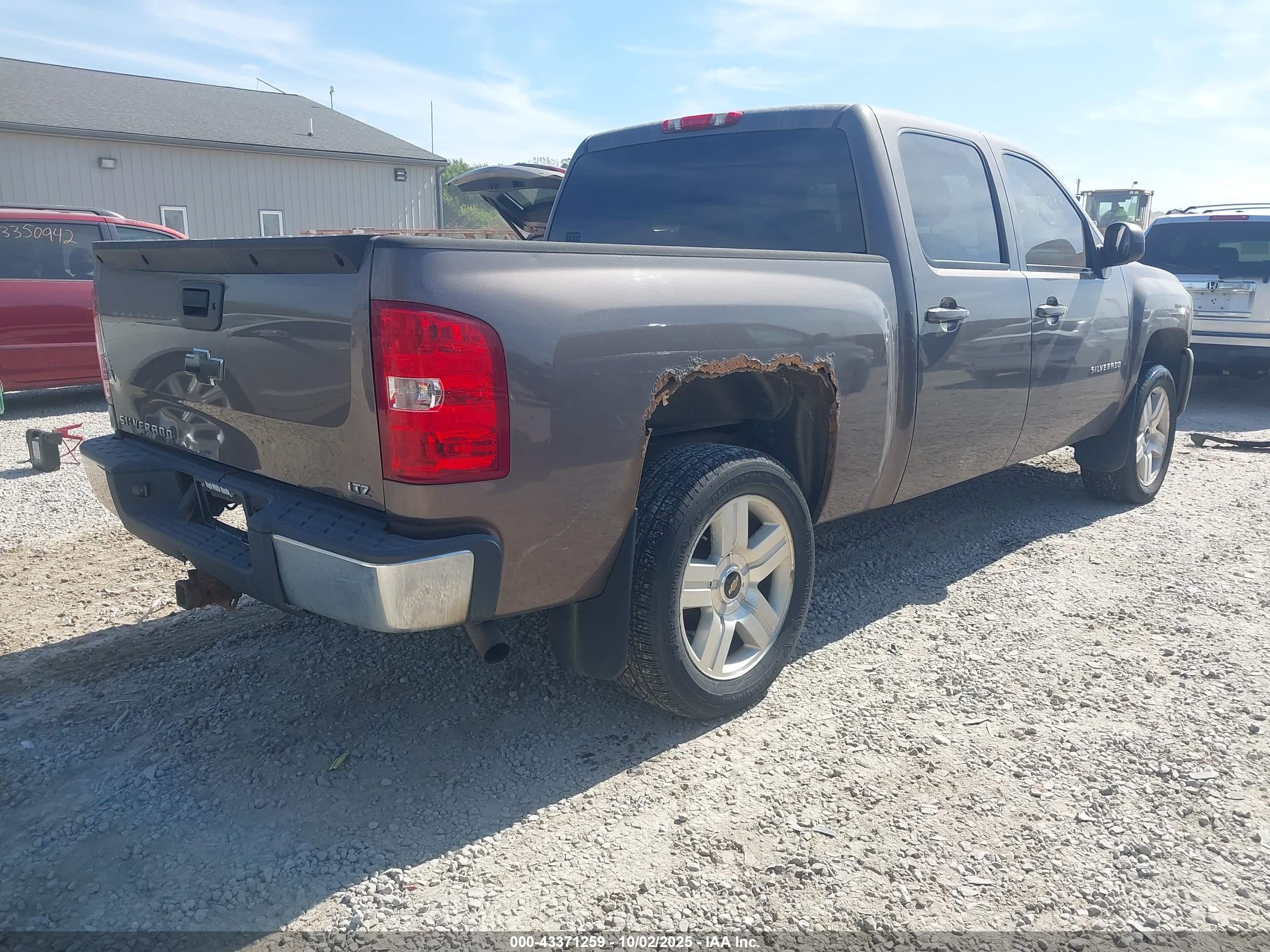 CHEVROLET SILVERADO image 4