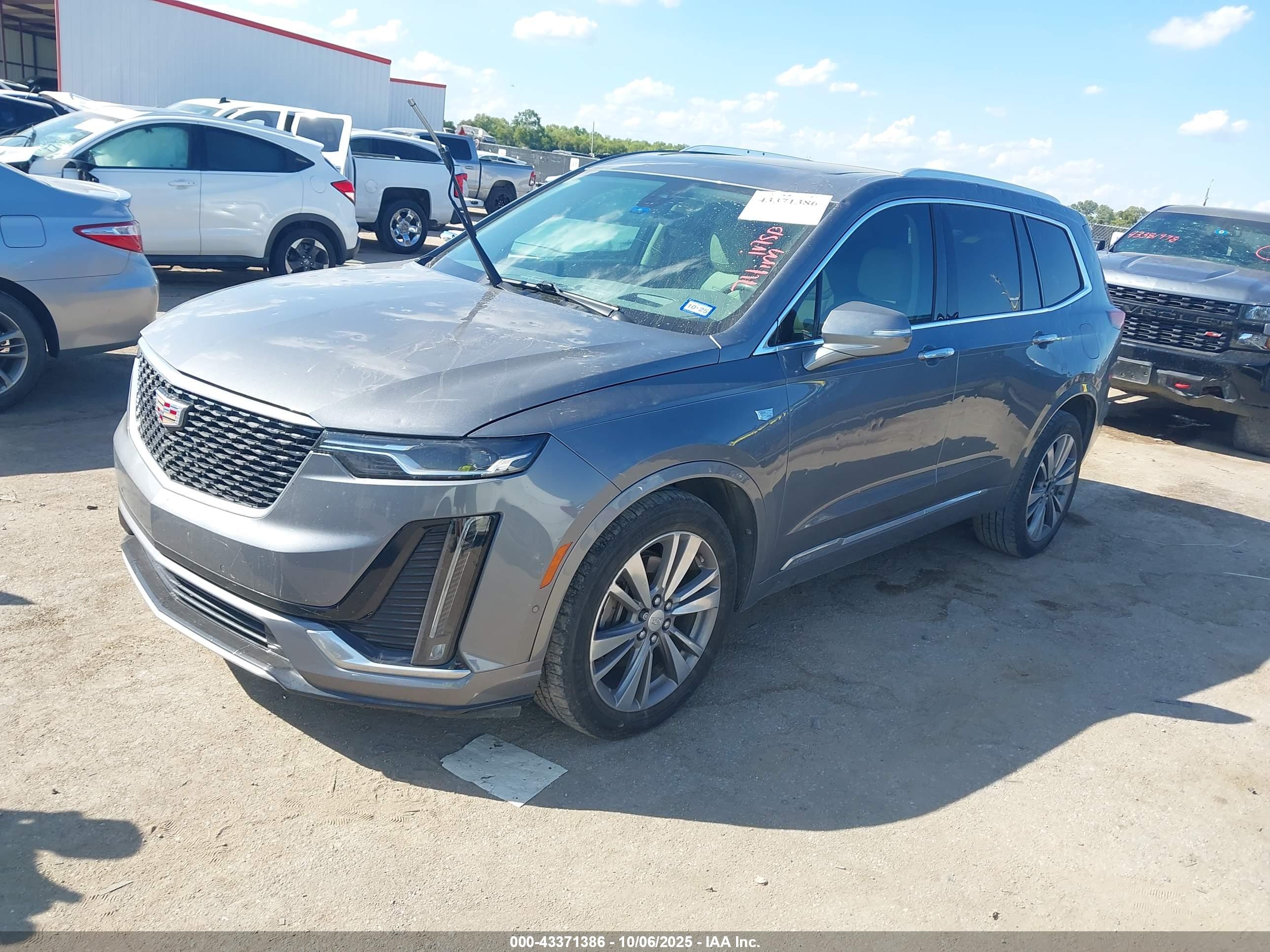 CADILLAC XT6 image 2