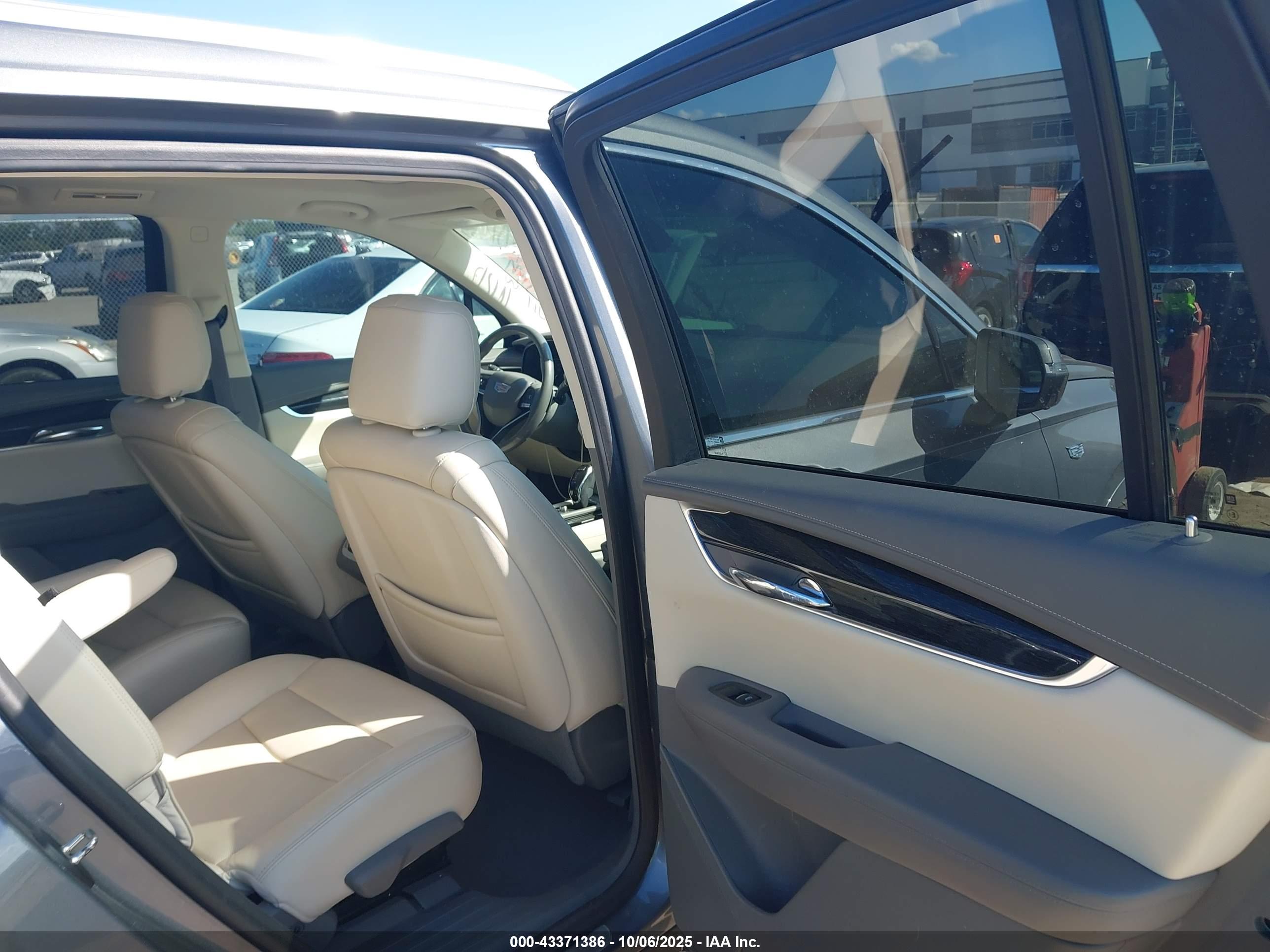 CADILLAC XT6 image 8
