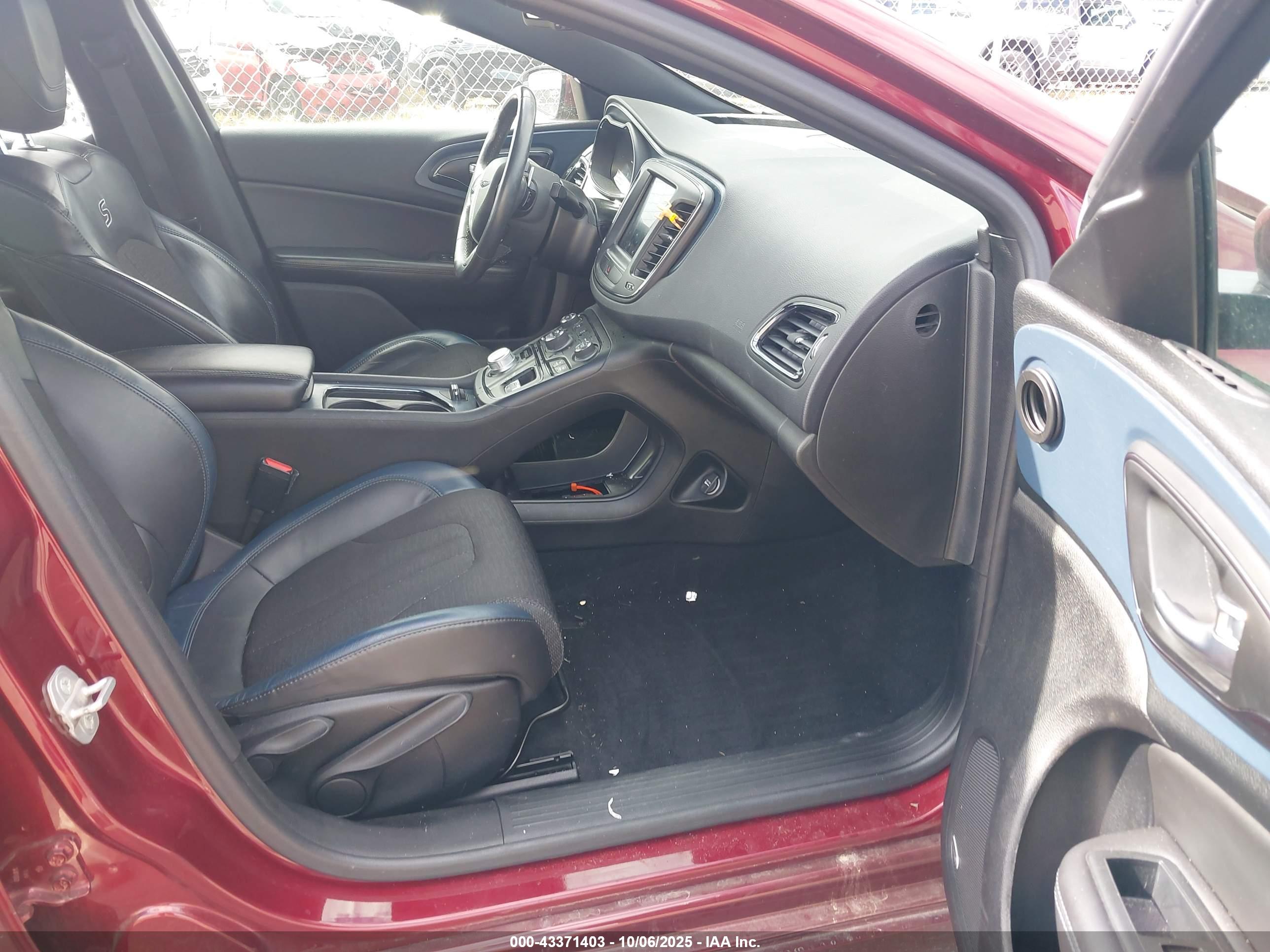 CHRYSLER 200 image 5