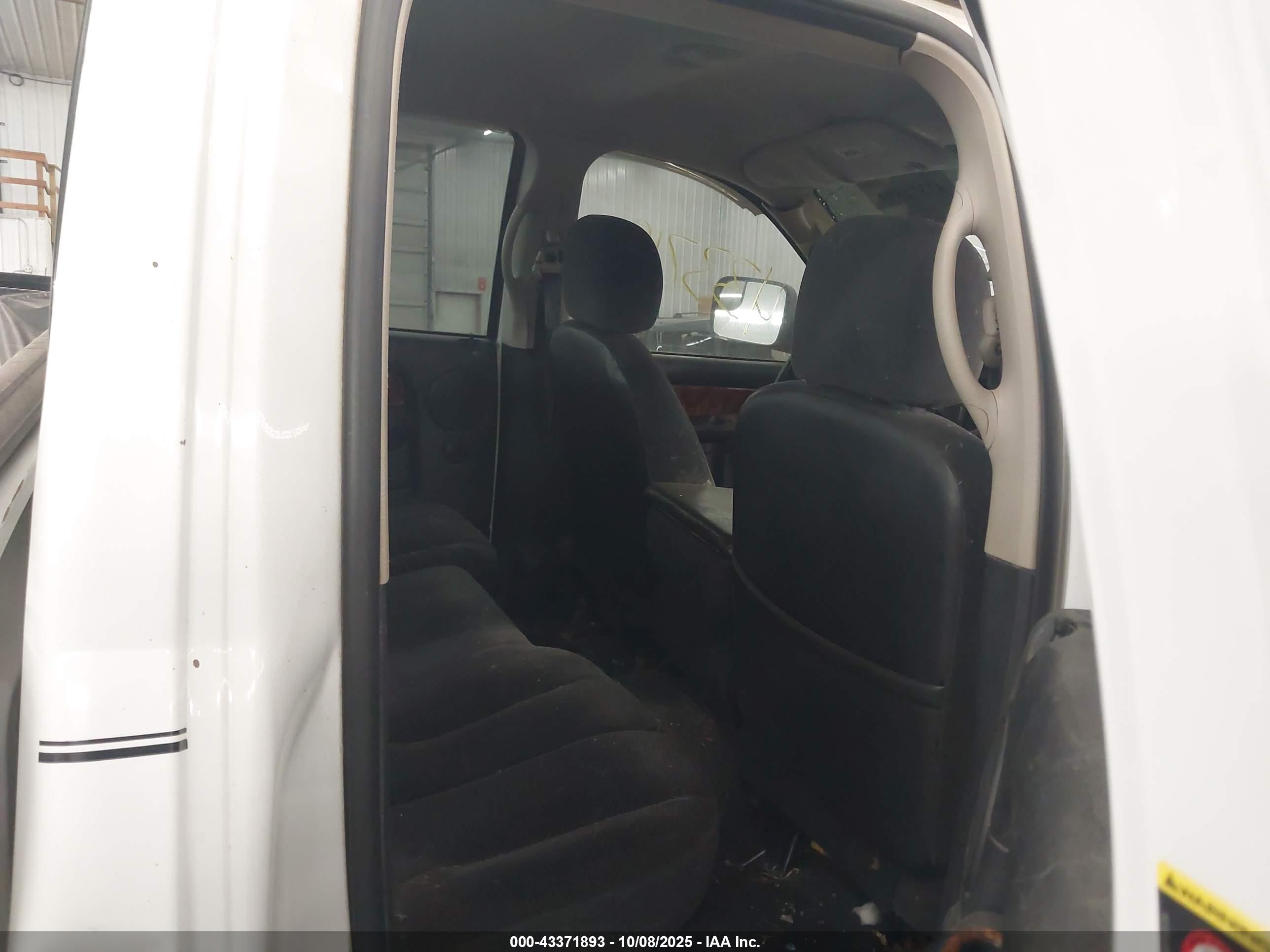DODGE RAM image 8