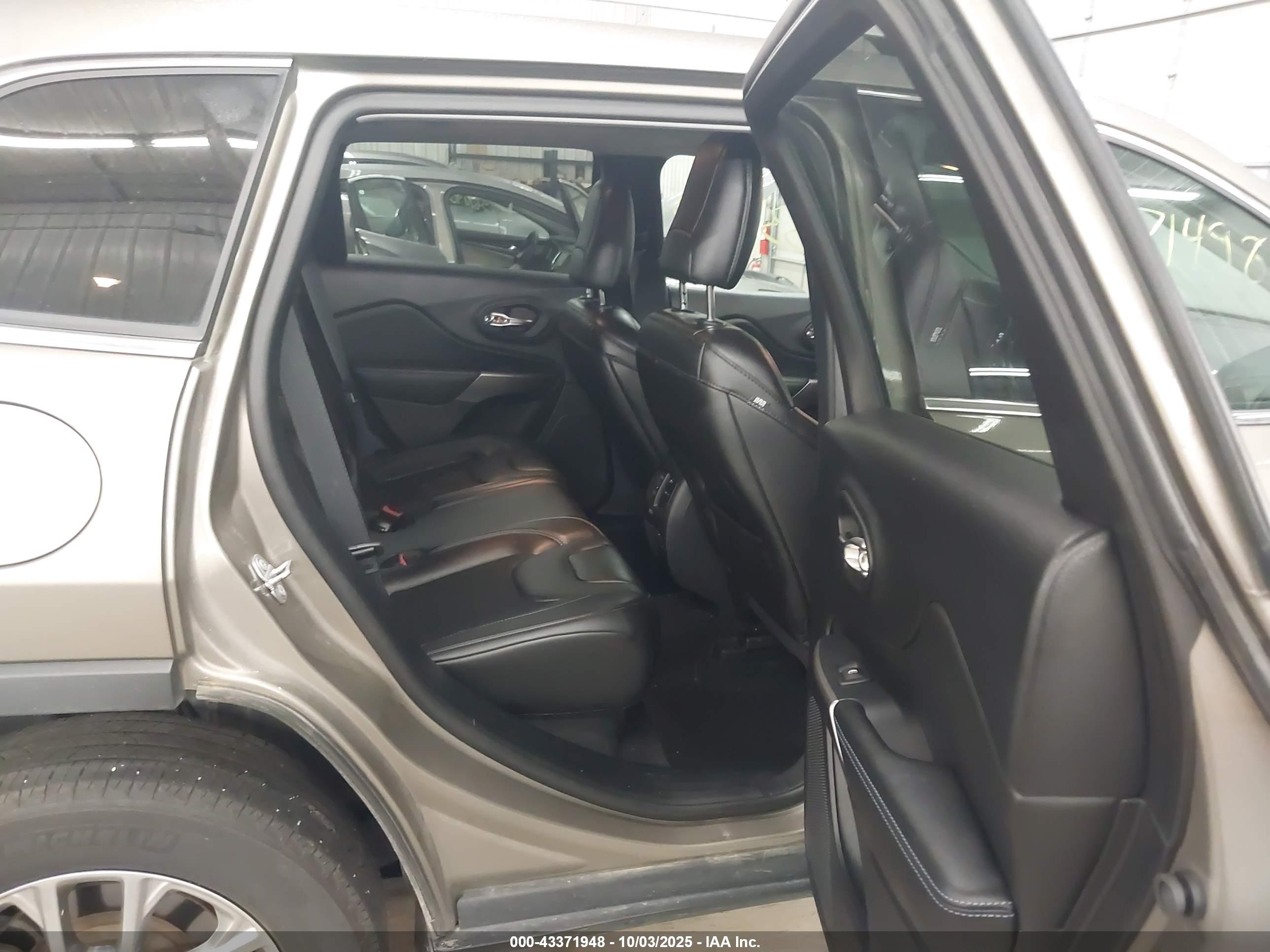 JEEP CHEROKEE image 8