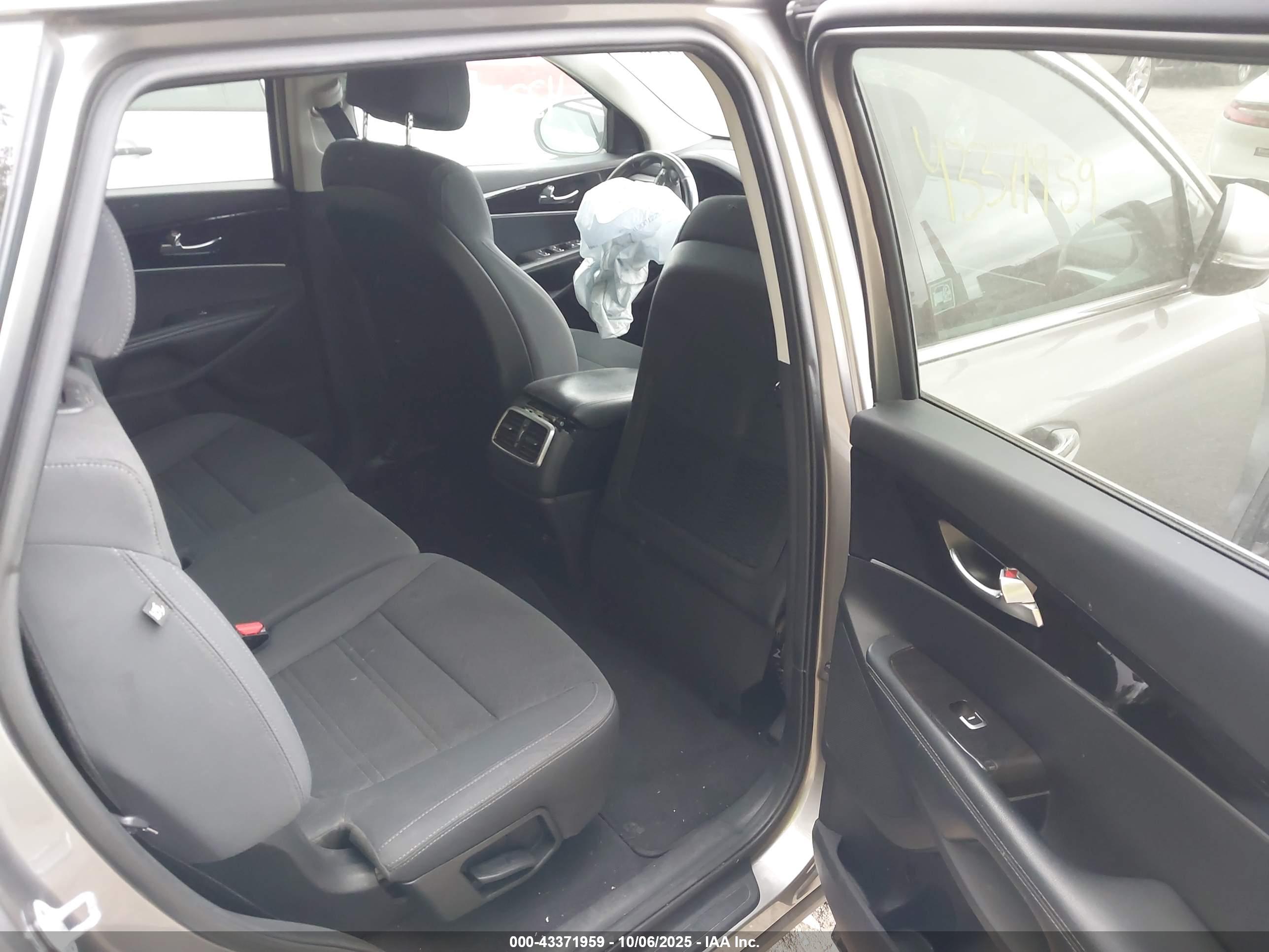 KIA SORENTO image 8