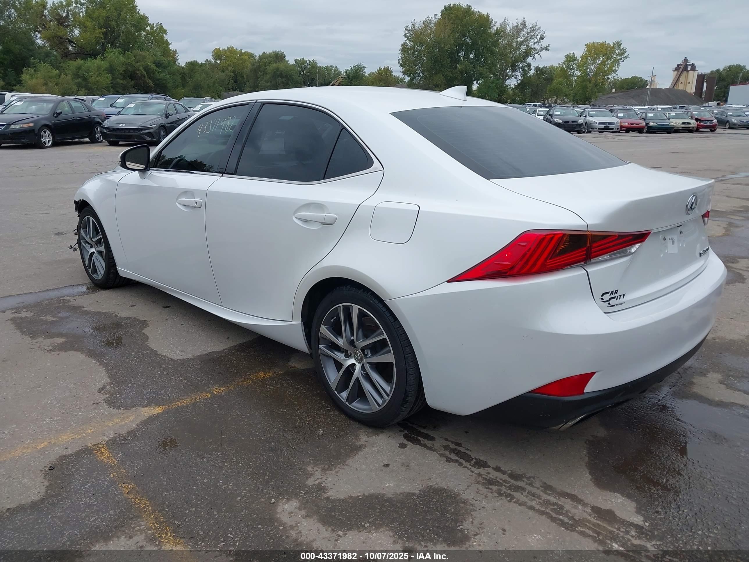LEXUS IS image 3