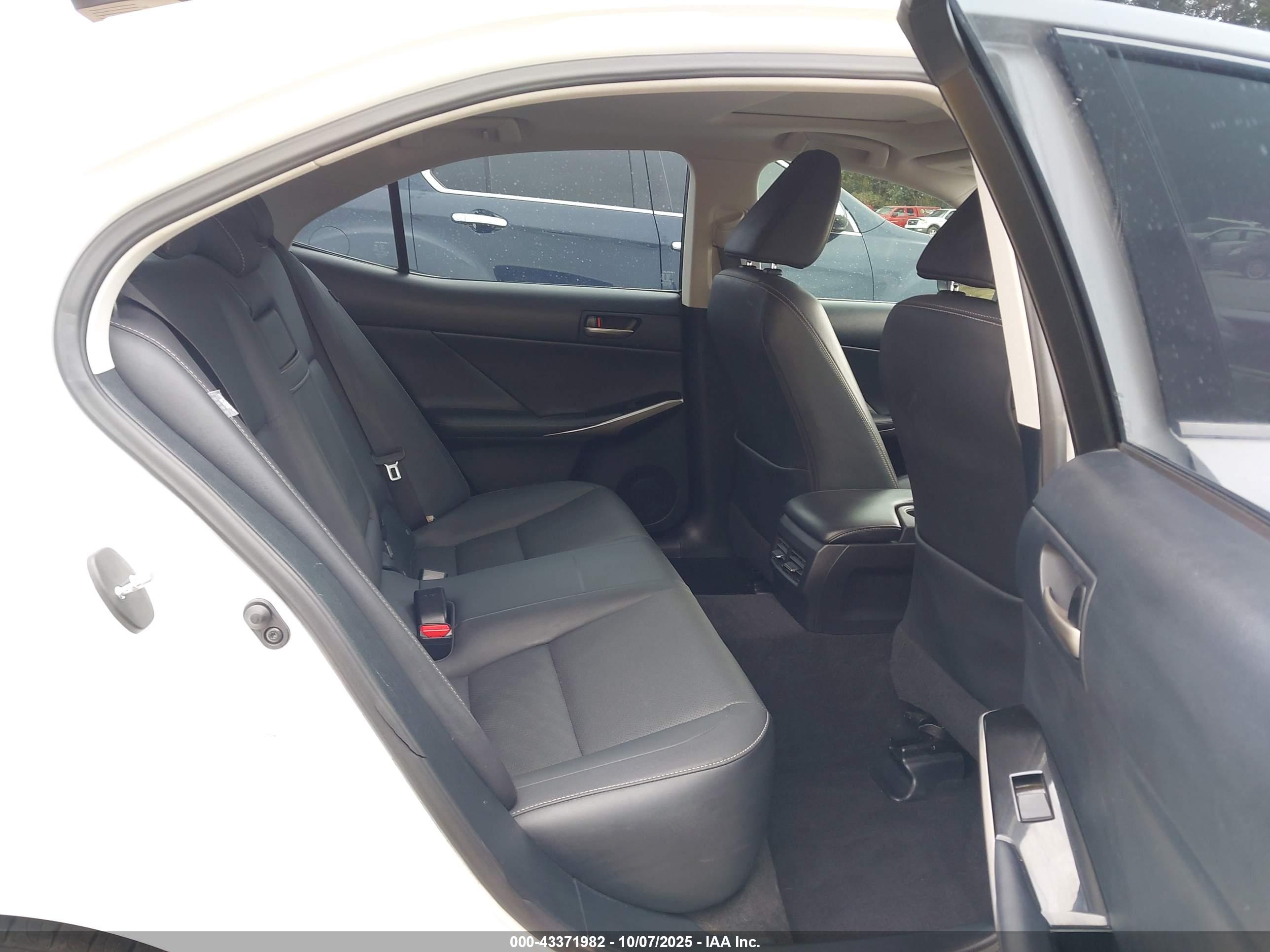 LEXUS IS image 8