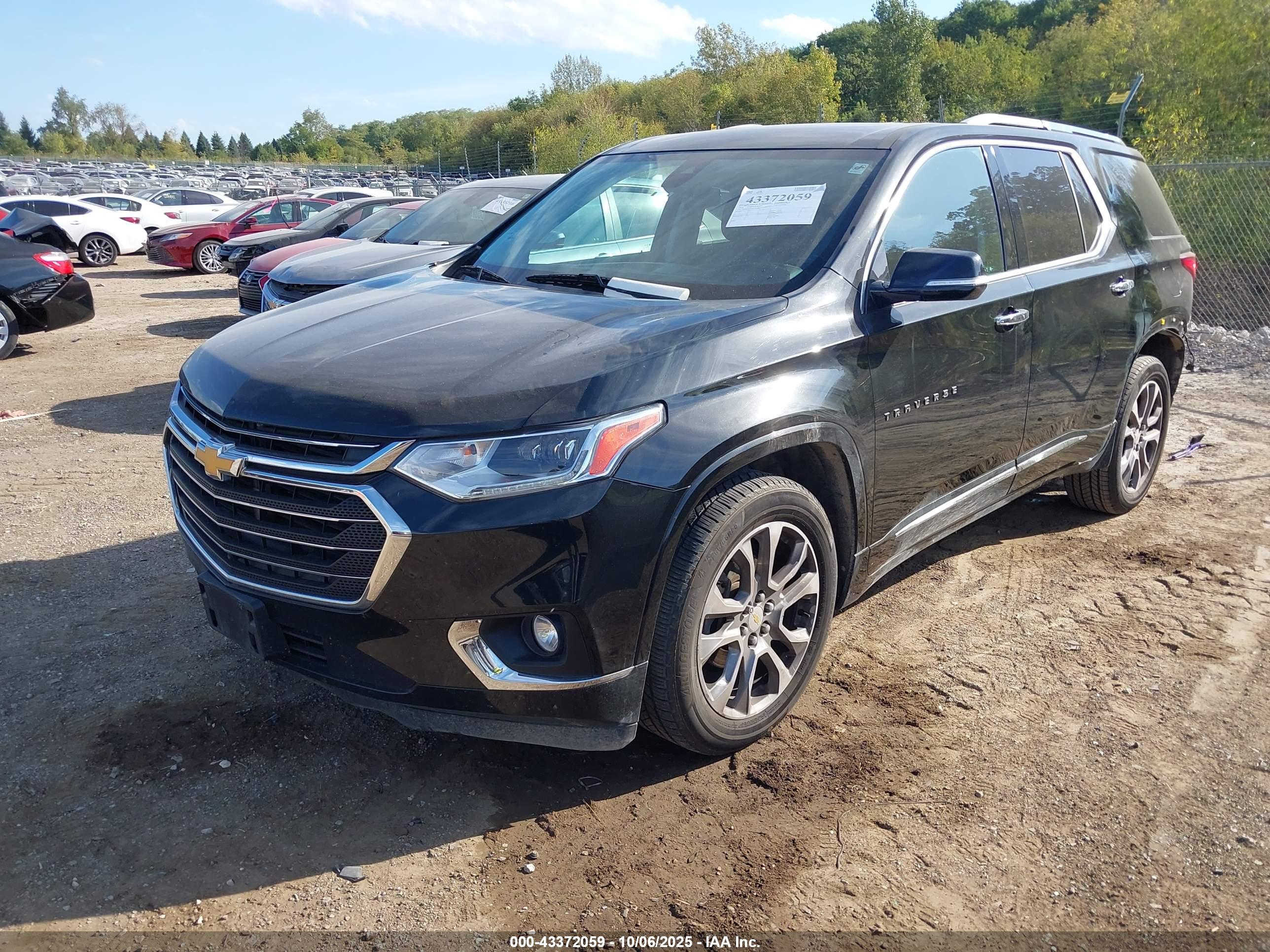 CHEVROLET TRAVERSE image 2
