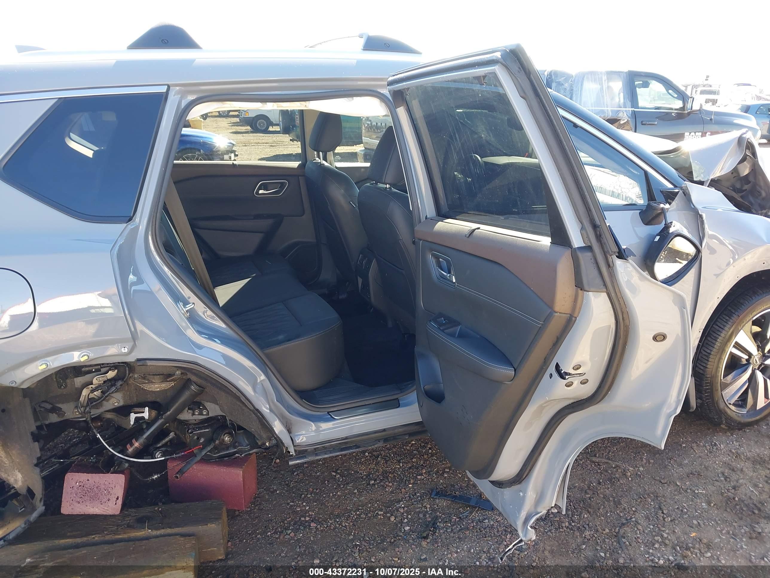 NISSAN ROGUE image 8