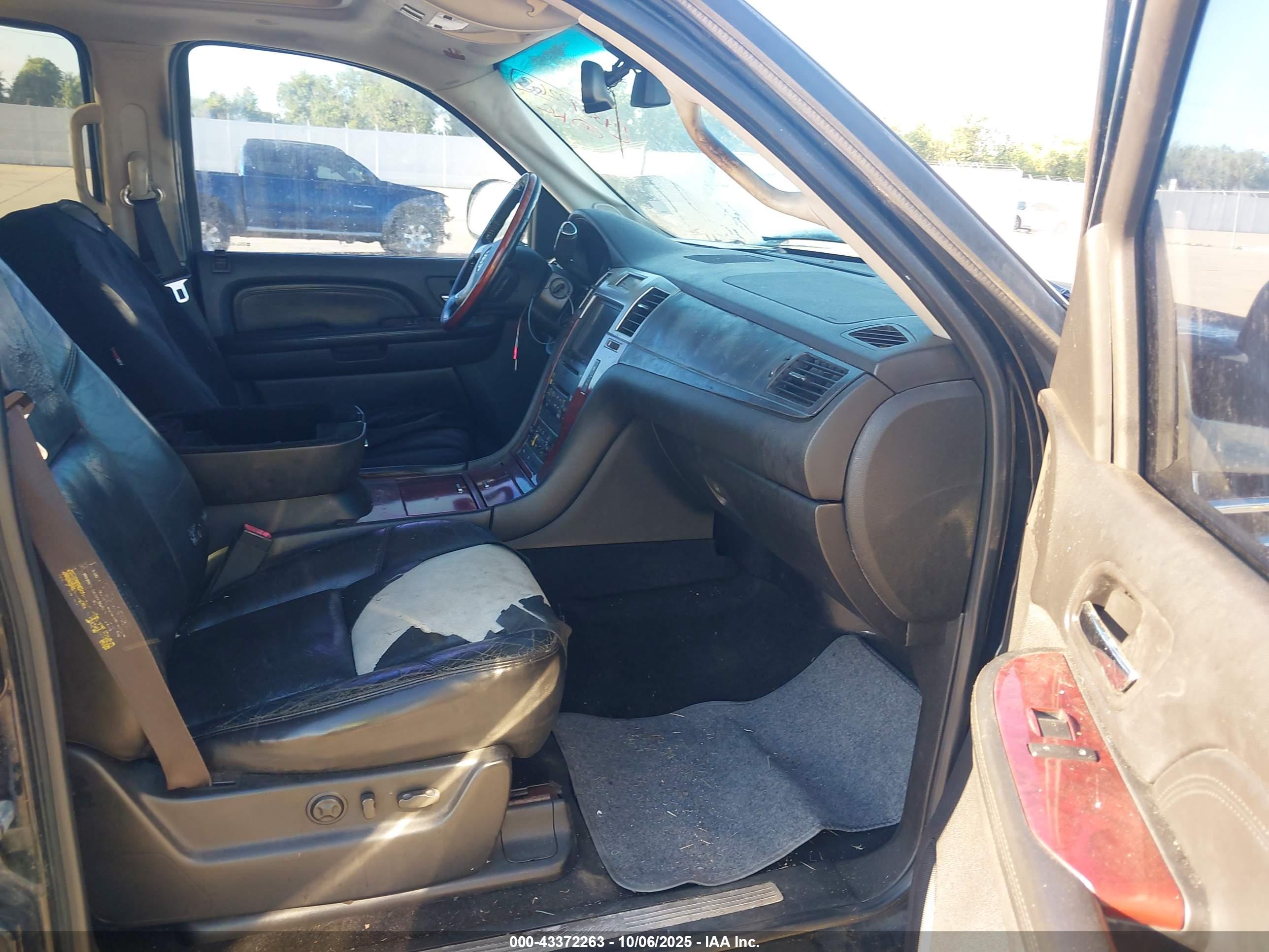 CADILLAC ESCALADE image 5