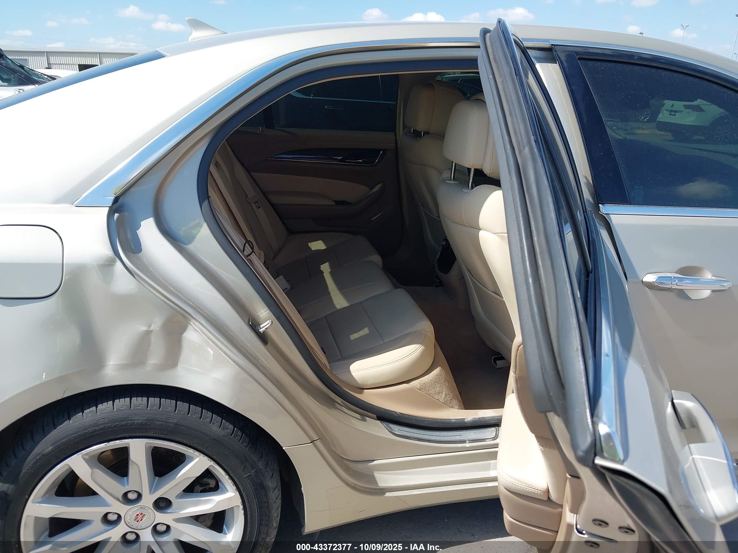 CADILLAC CTS image 8