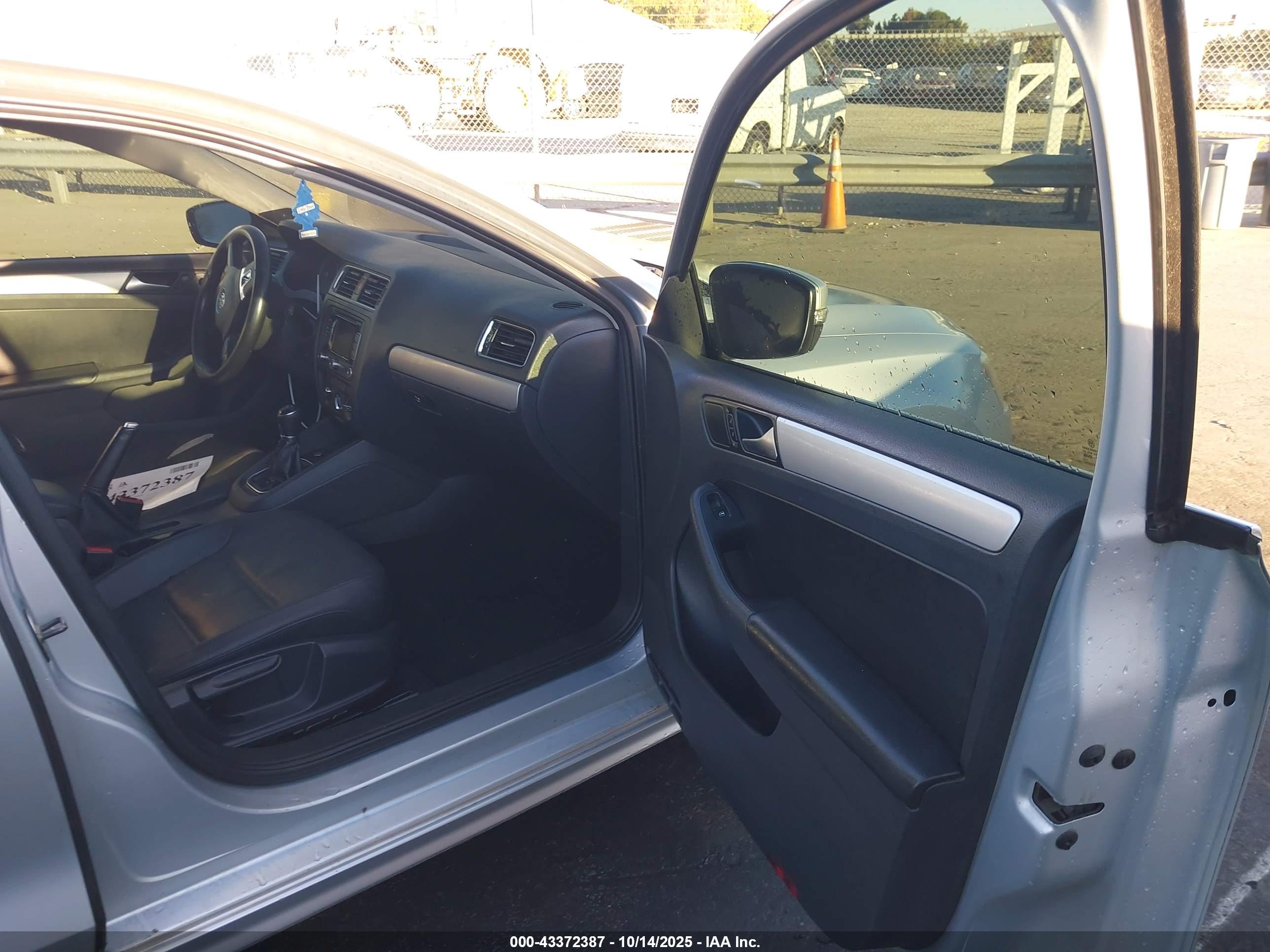 VOLKSWAGEN JETTA image 5