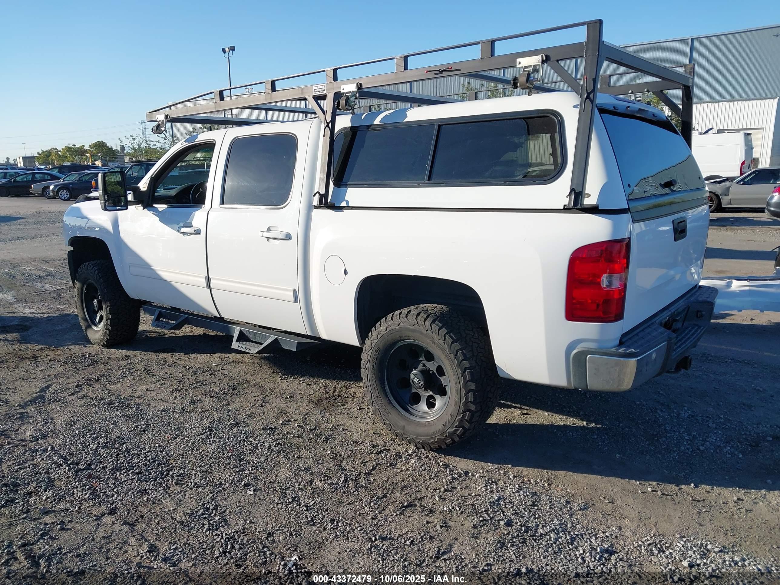 CHEVROLET SILVERADO image 3