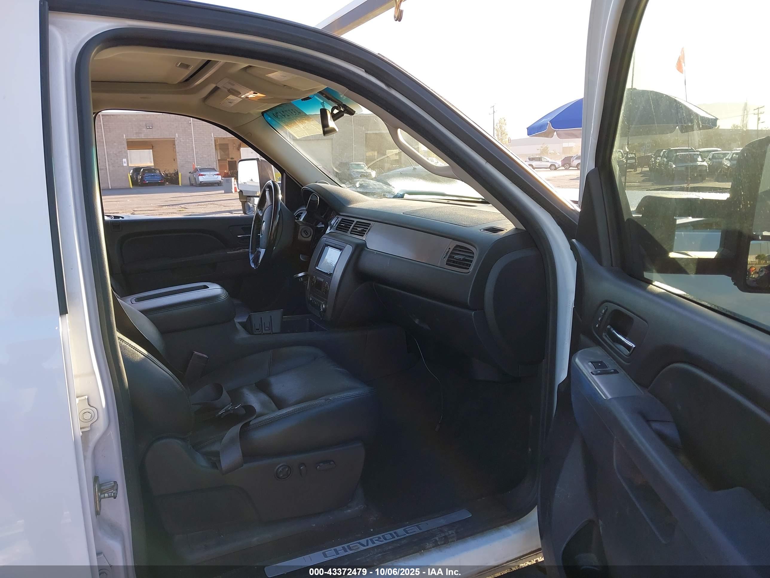 CHEVROLET SILVERADO image 5