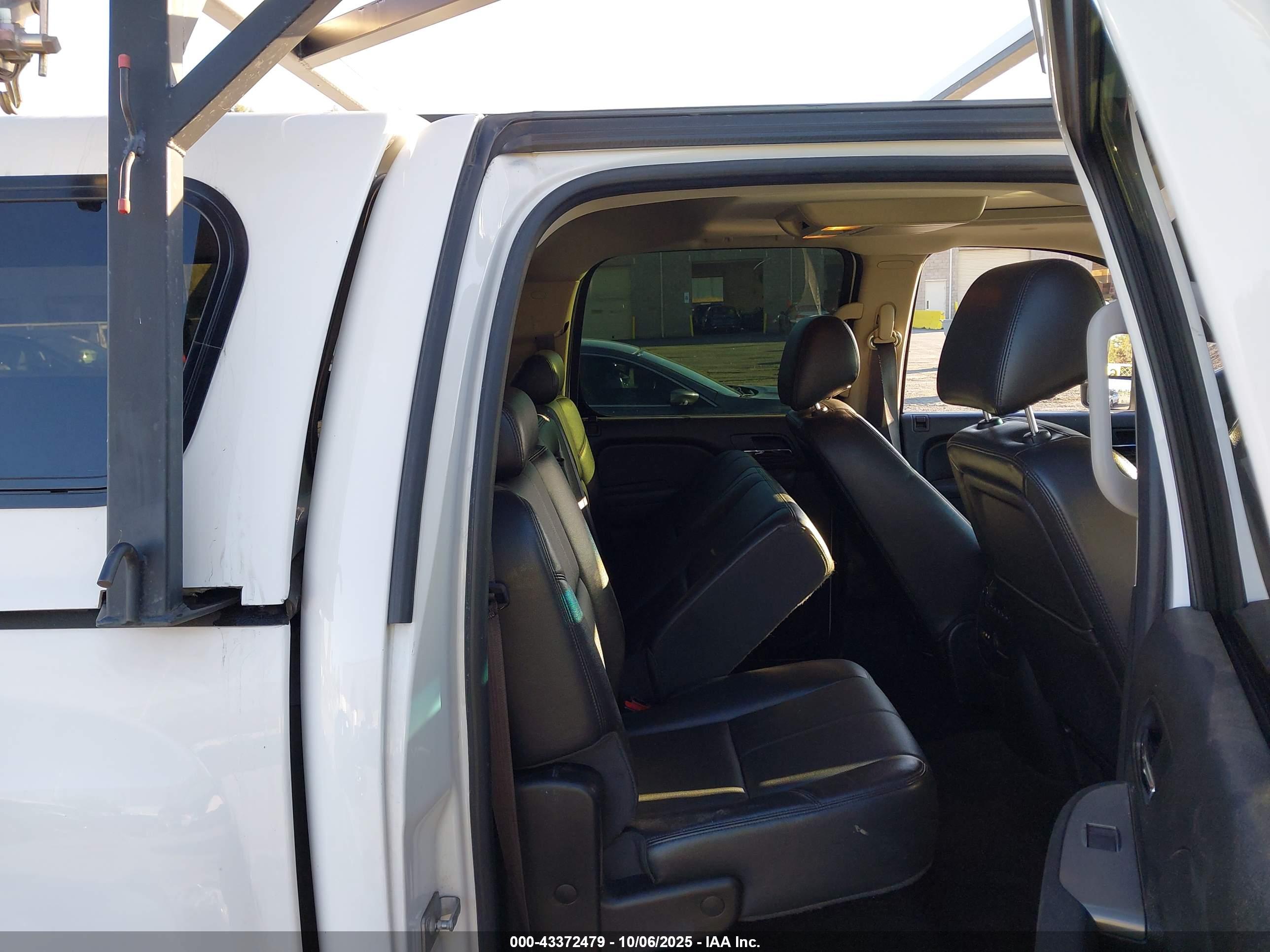 CHEVROLET SILVERADO image 8