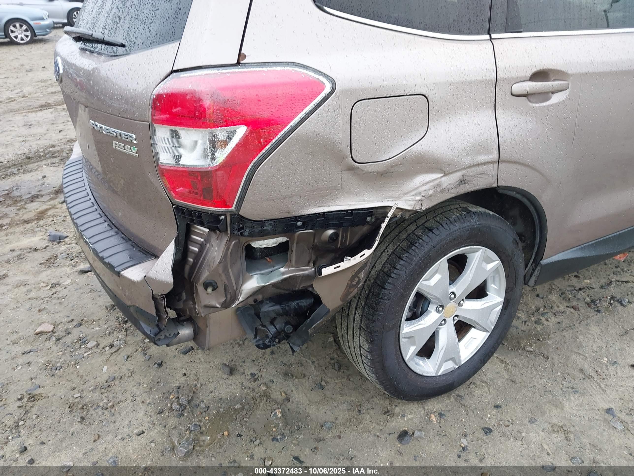 SUBARU FORESTER image 6