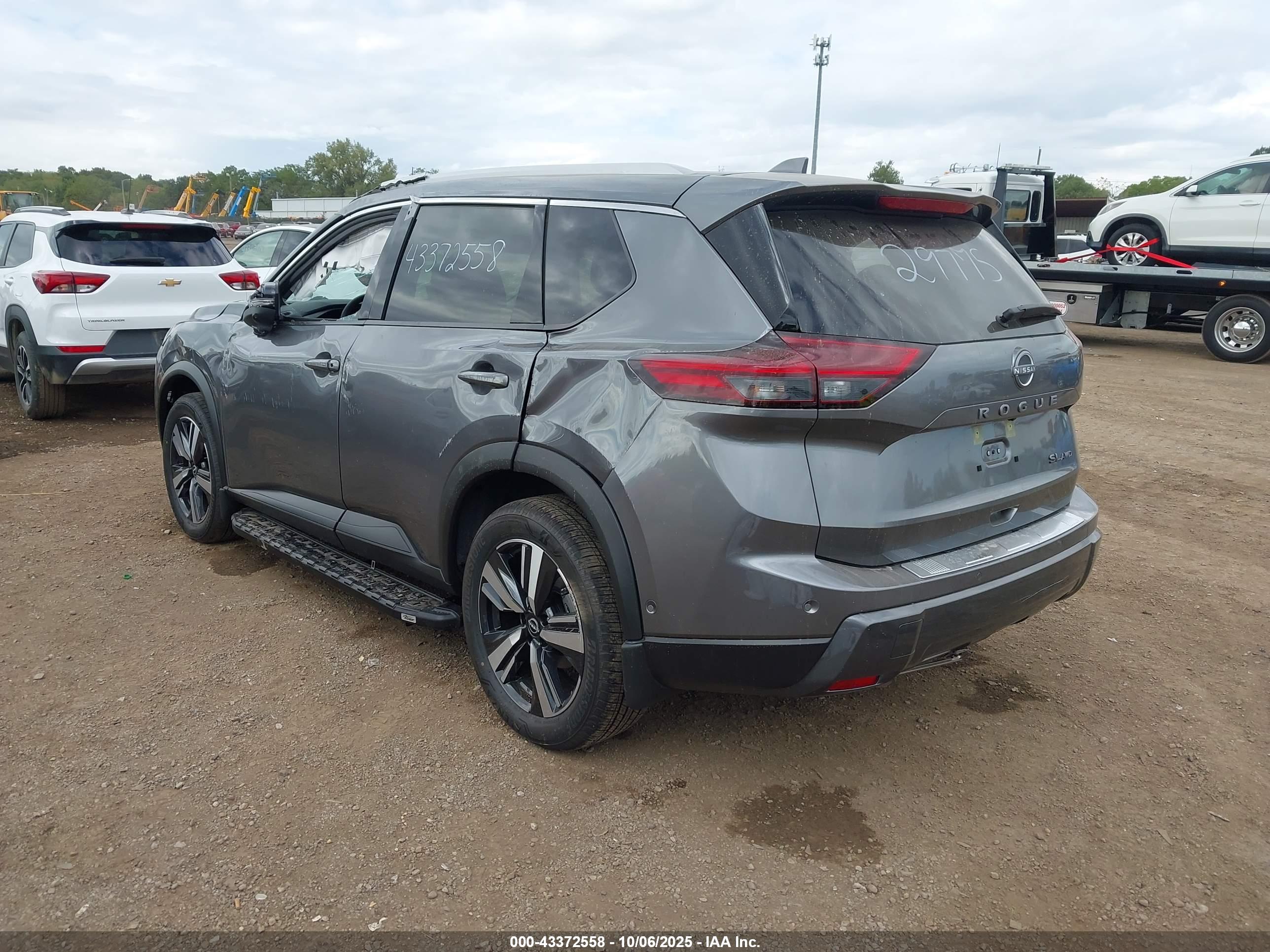 NISSAN ROGUE image 3