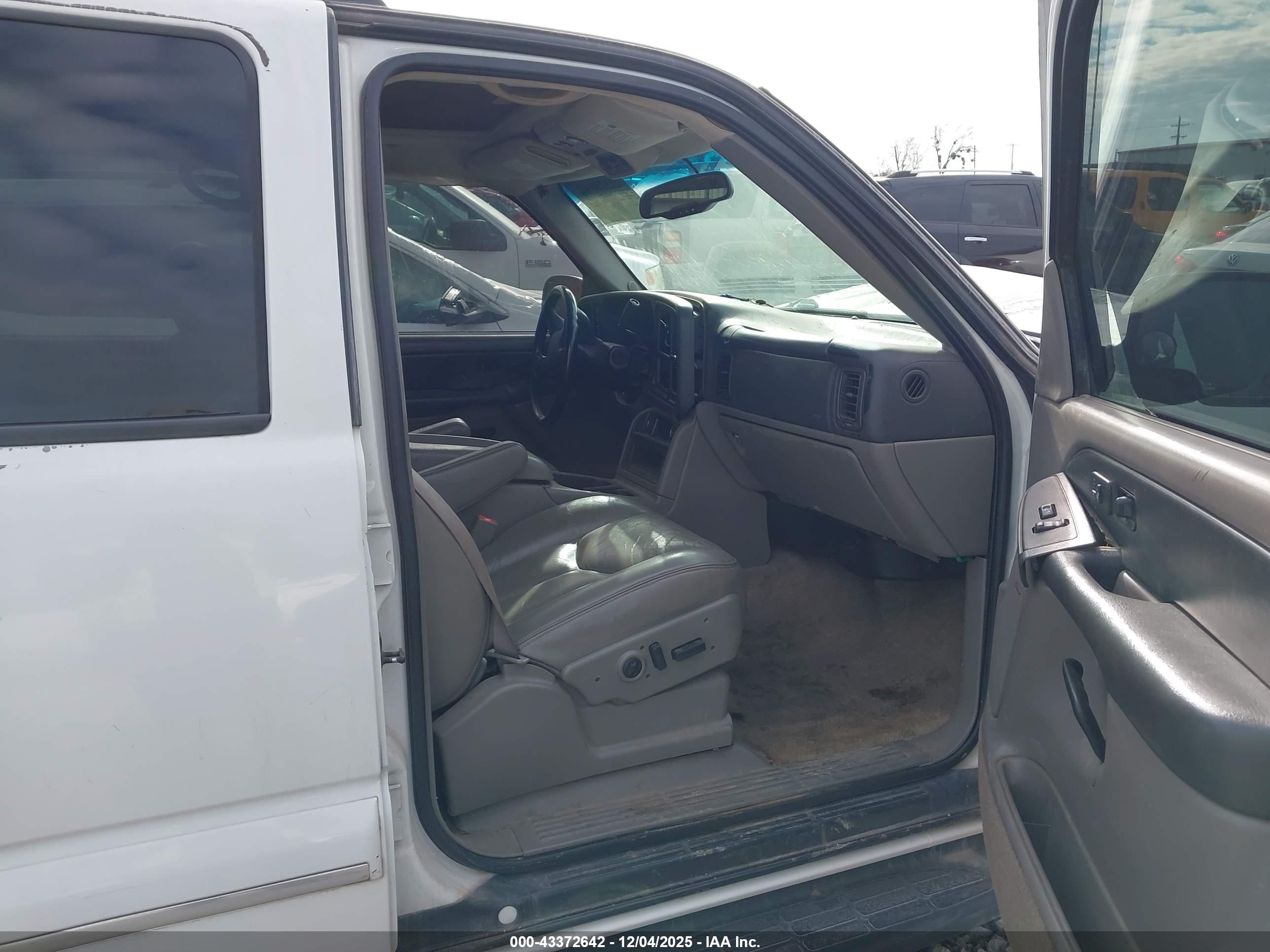 CHEVROLET SUBURBAN image 5