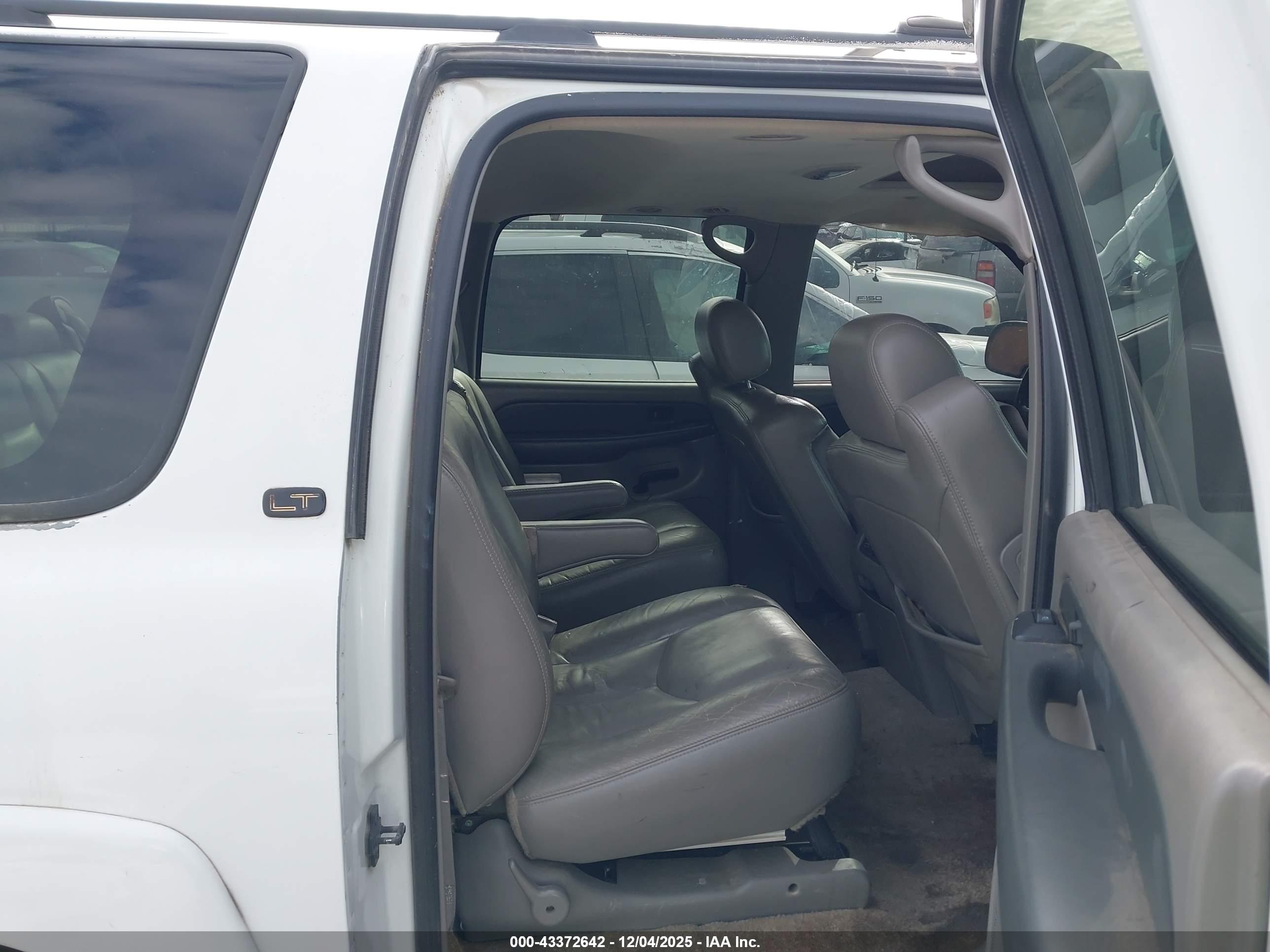 CHEVROLET SUBURBAN image 8