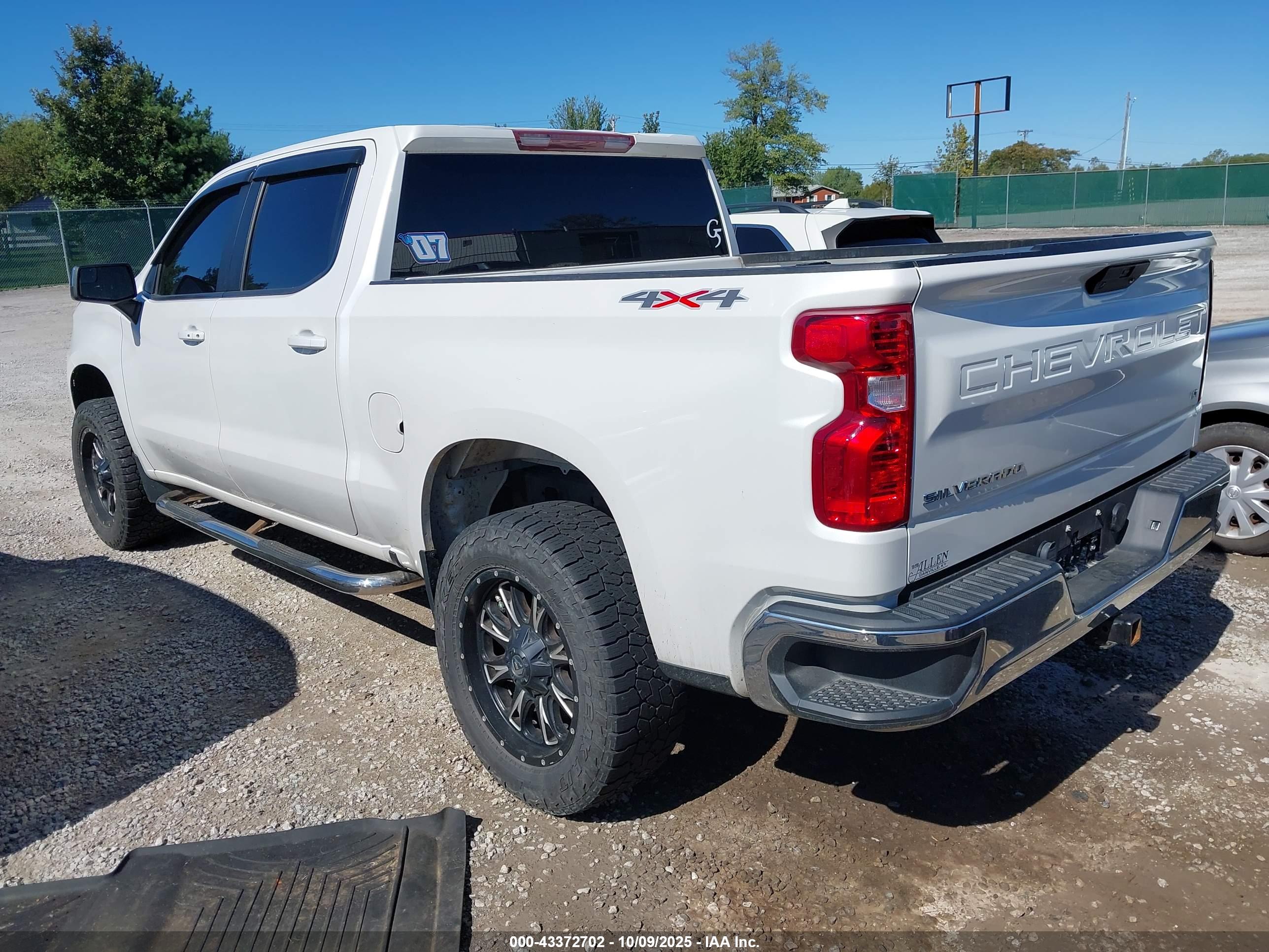 CHEVROLET SILVERADO image 3