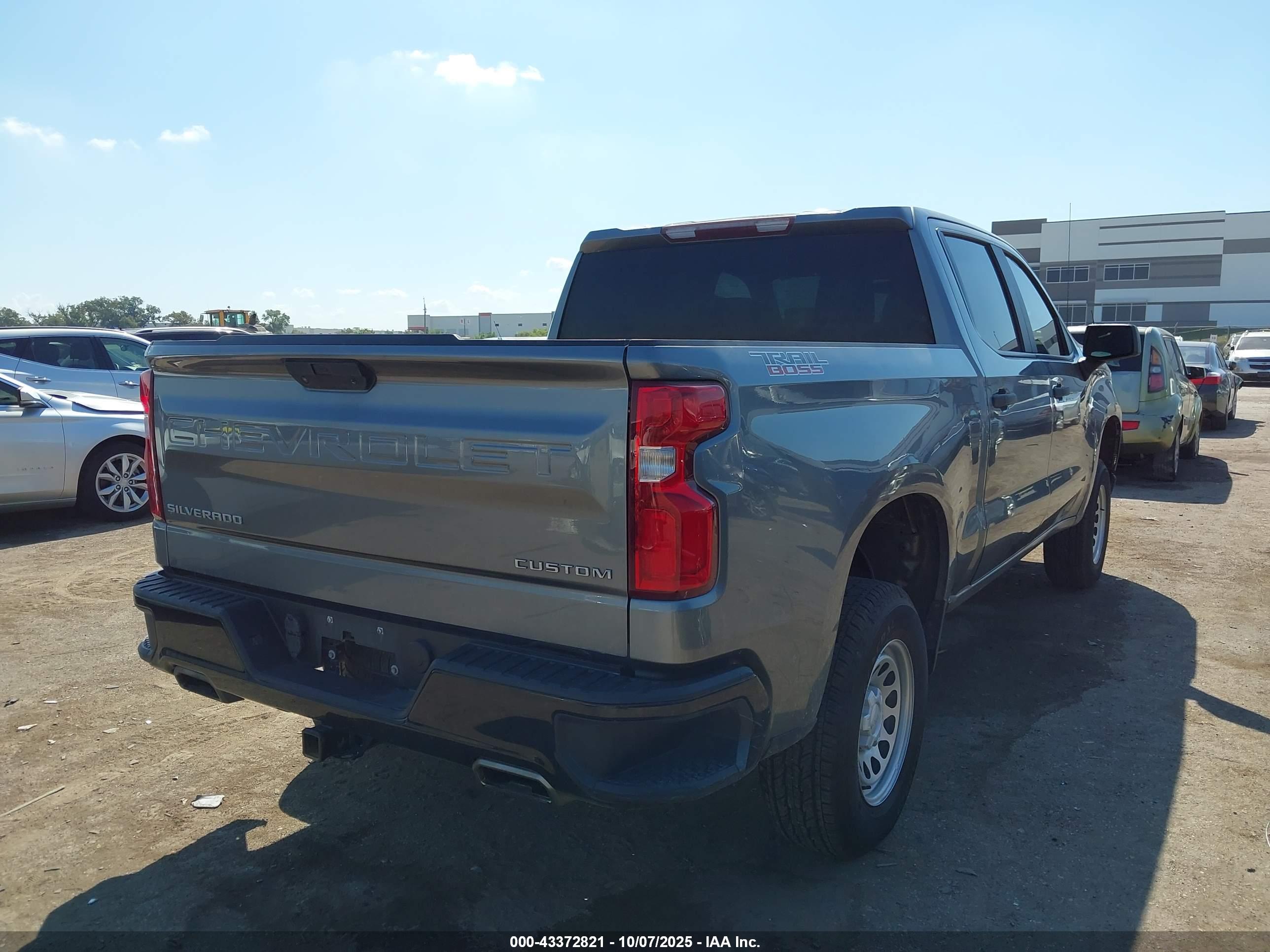 CHEVROLET SILVERADO image 4