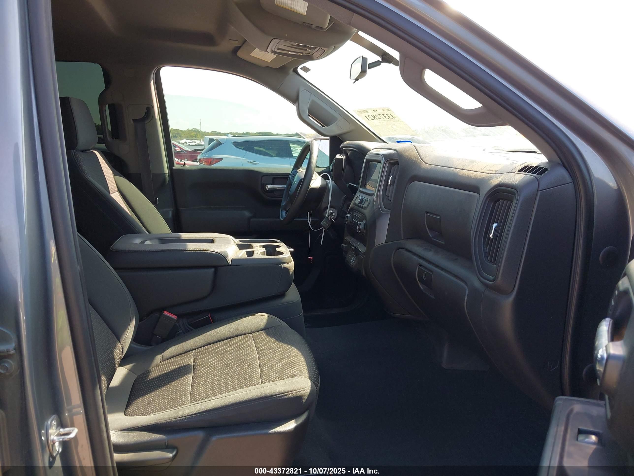 CHEVROLET SILVERADO image 5