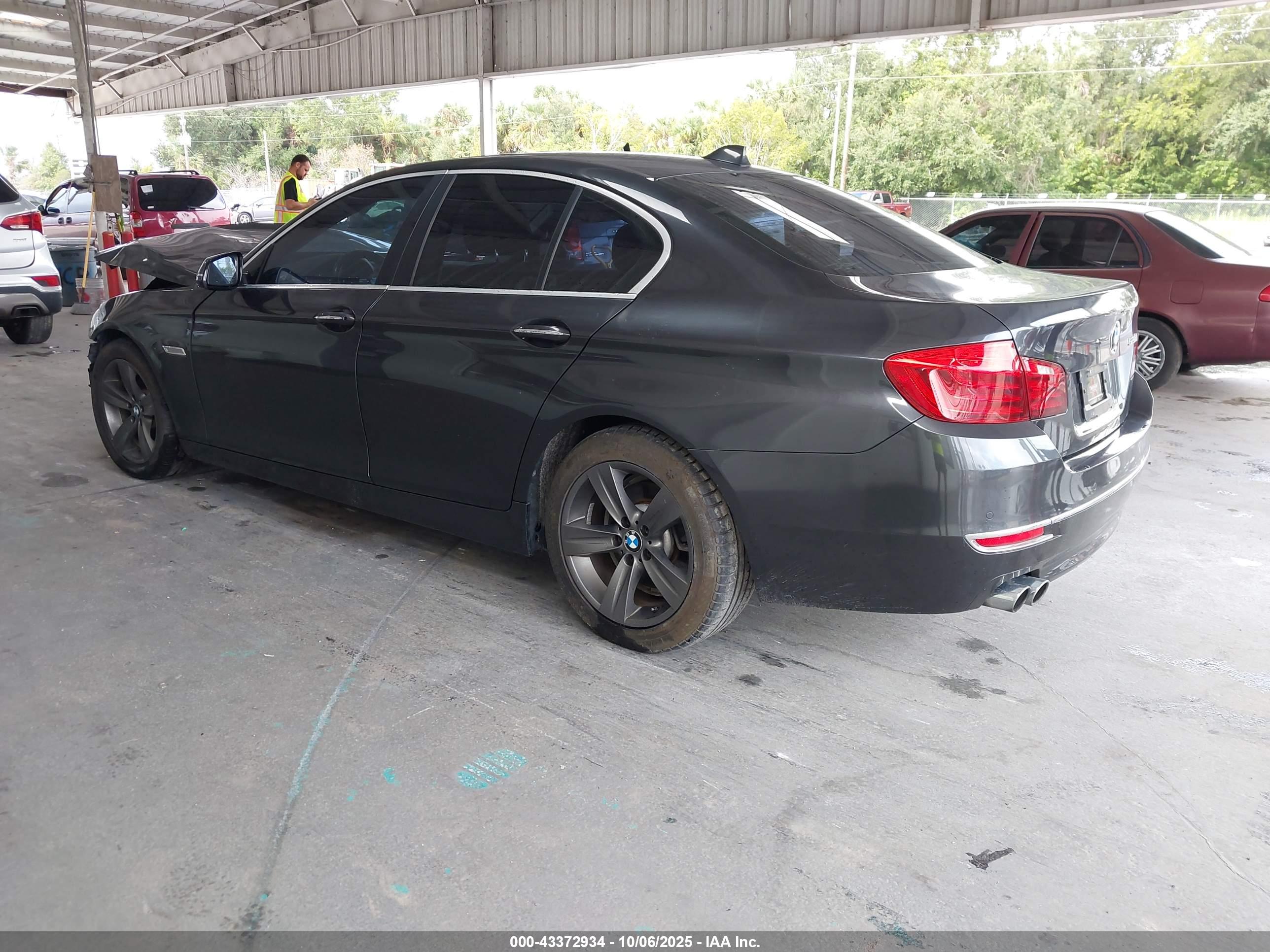 BMW 528I image 3