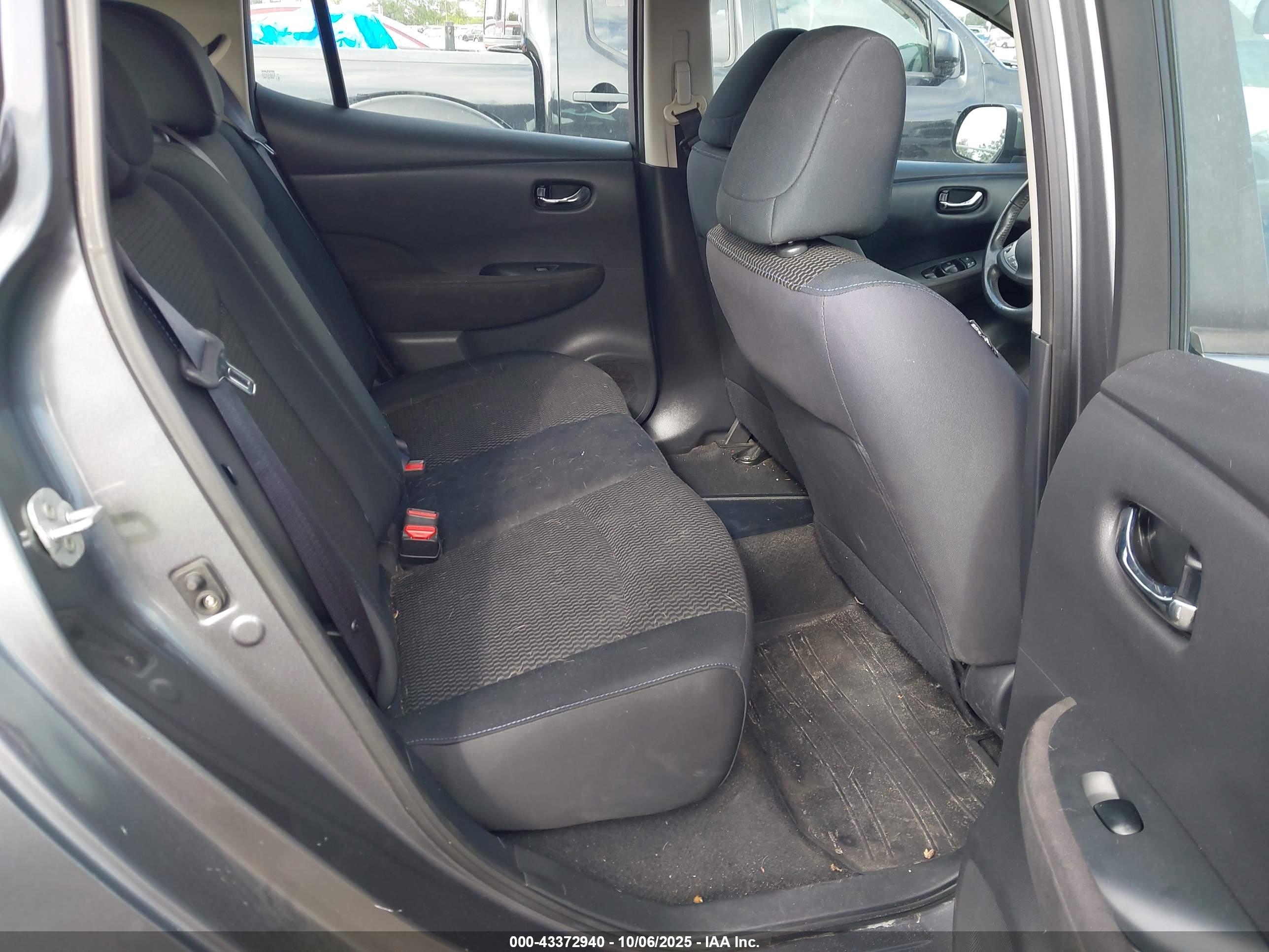 NISSAN LEAF image 8