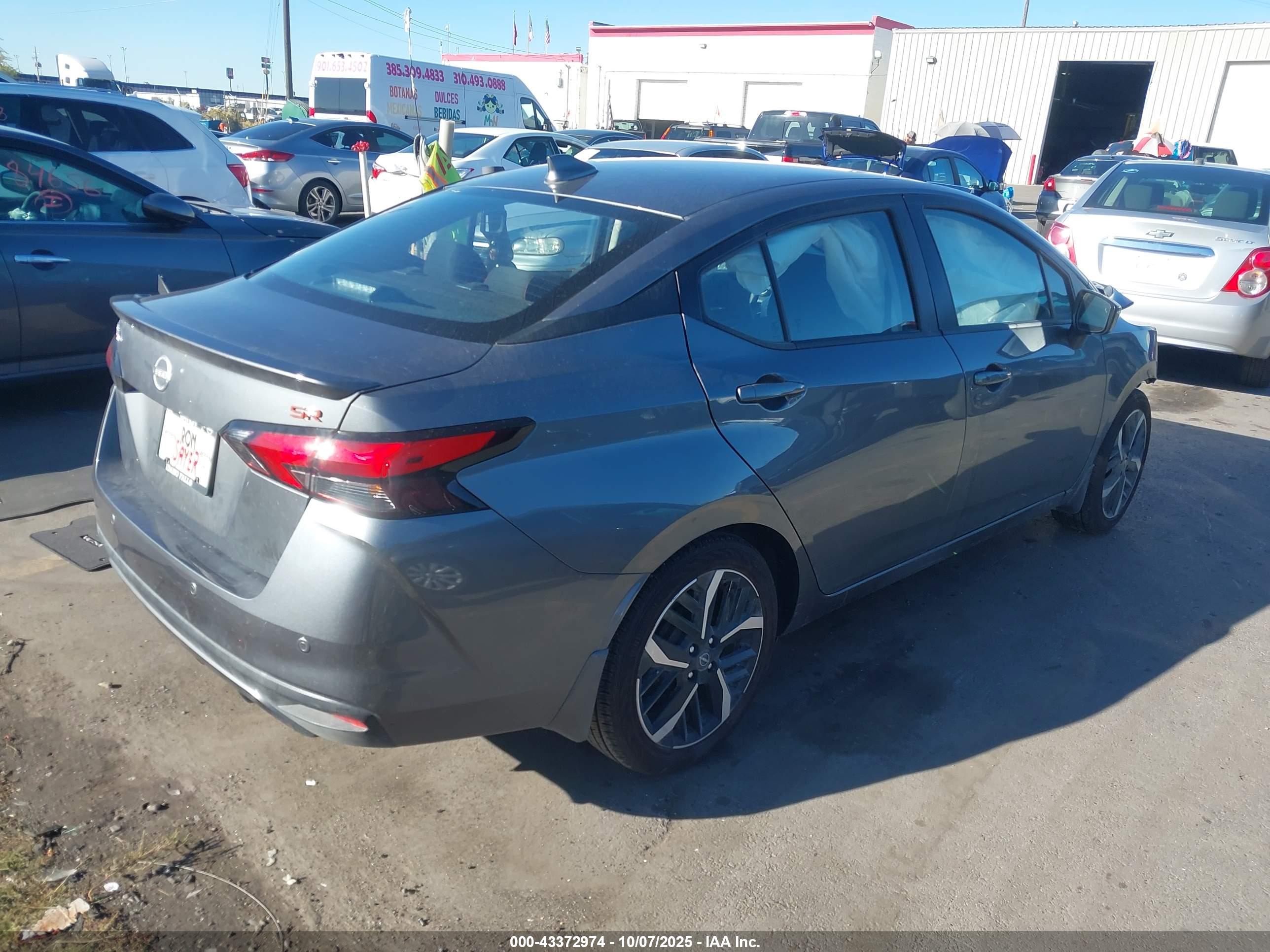 NISSAN VERSA image 4