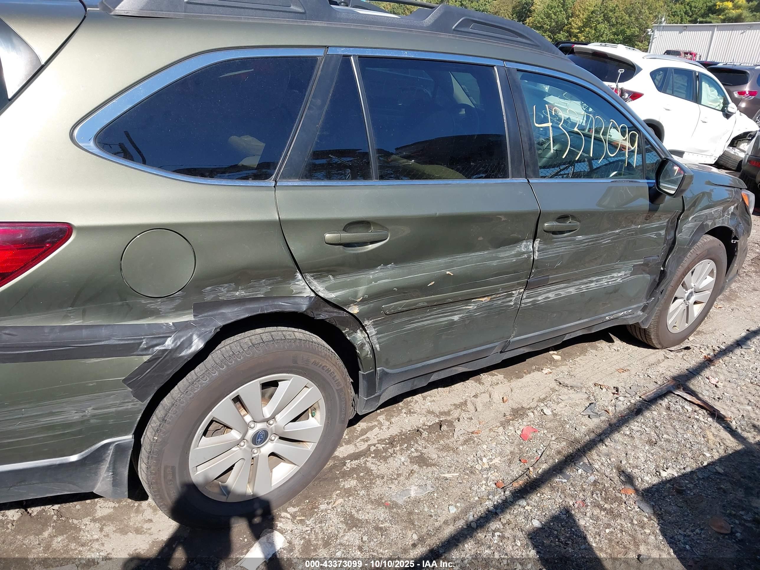 SUBARU OUTBACK image 6