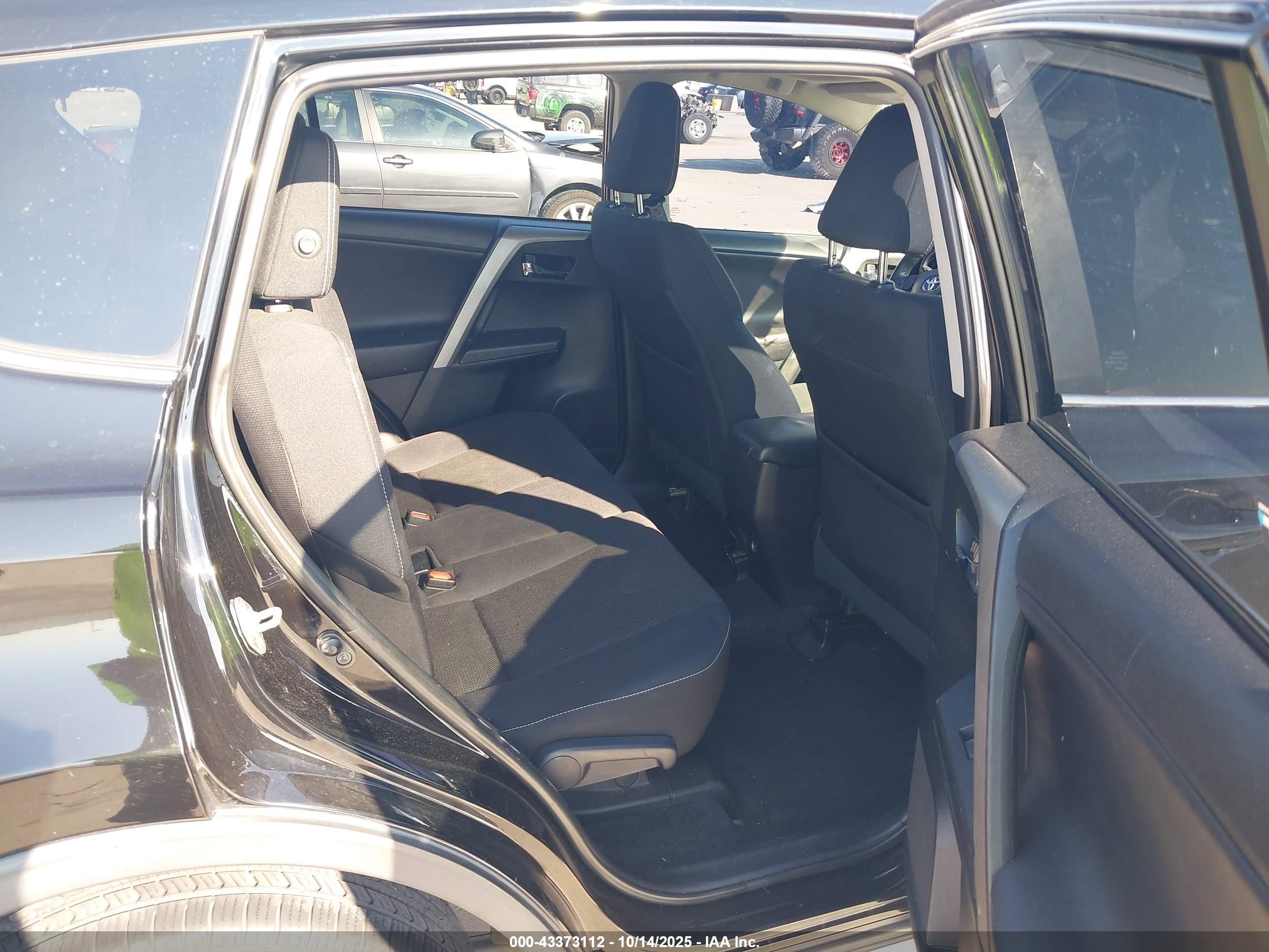 TOYOTA RAV4 image 8
