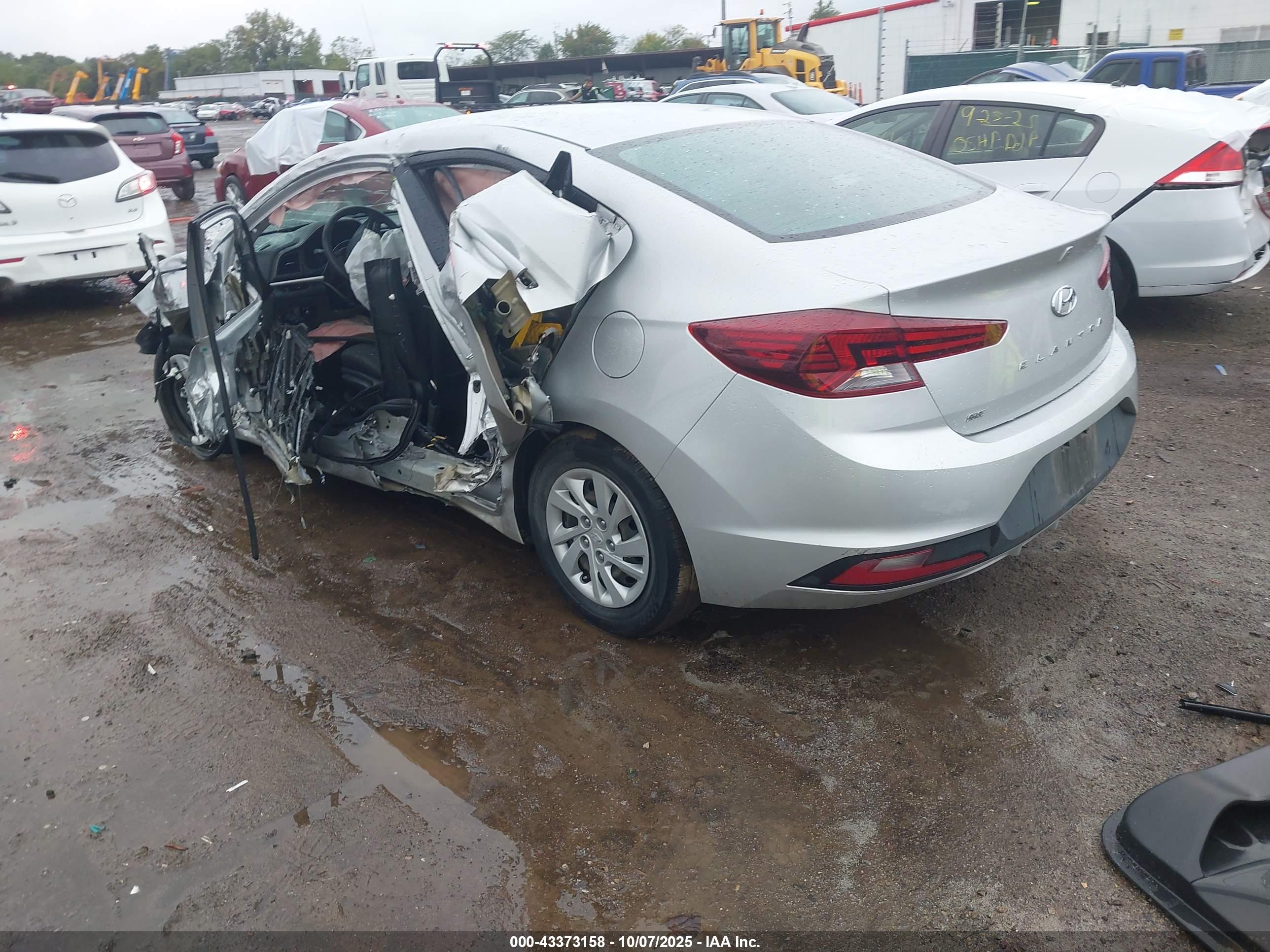 HYUNDAI ELANTRA image 3