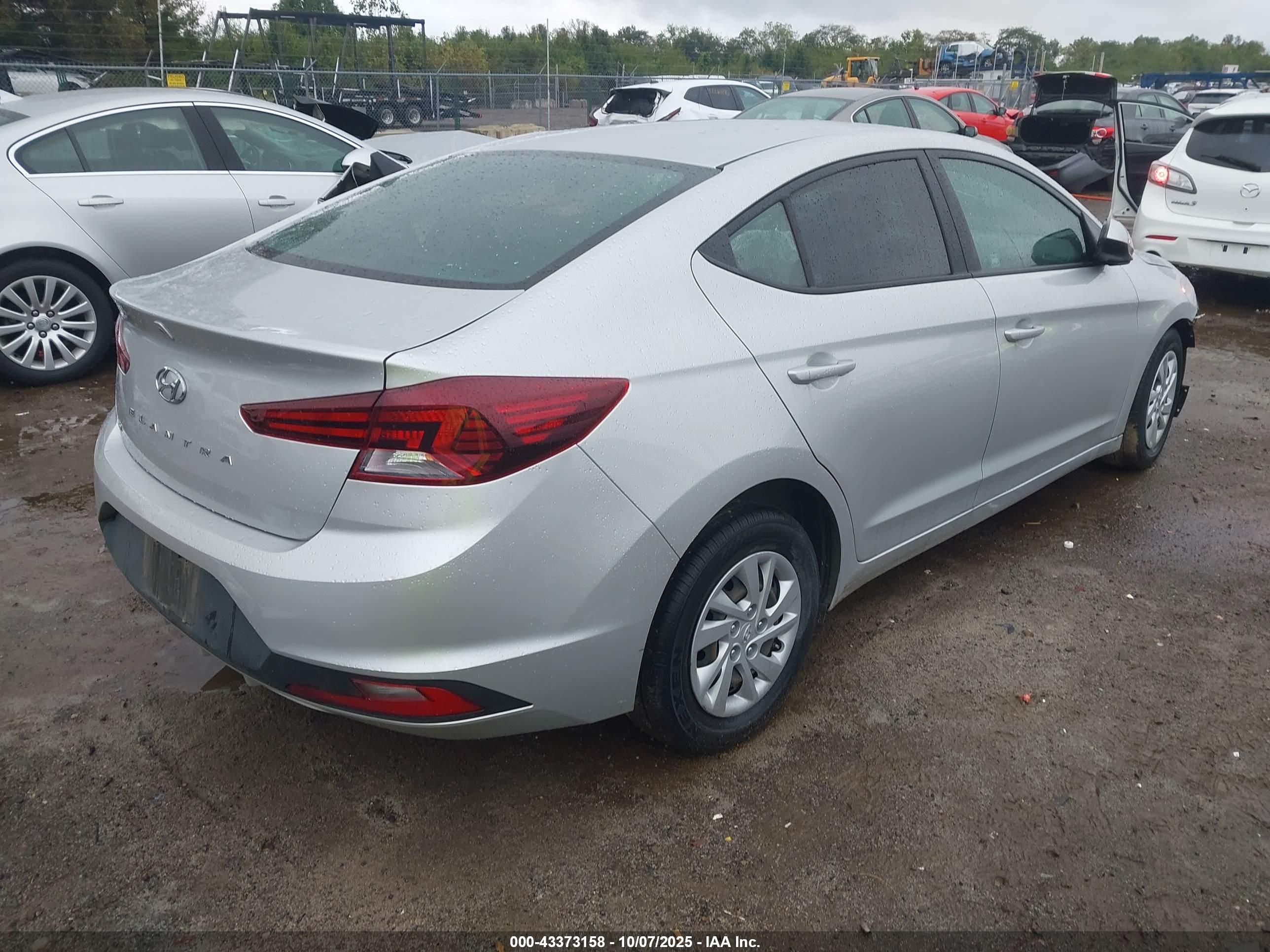 HYUNDAI ELANTRA image 4