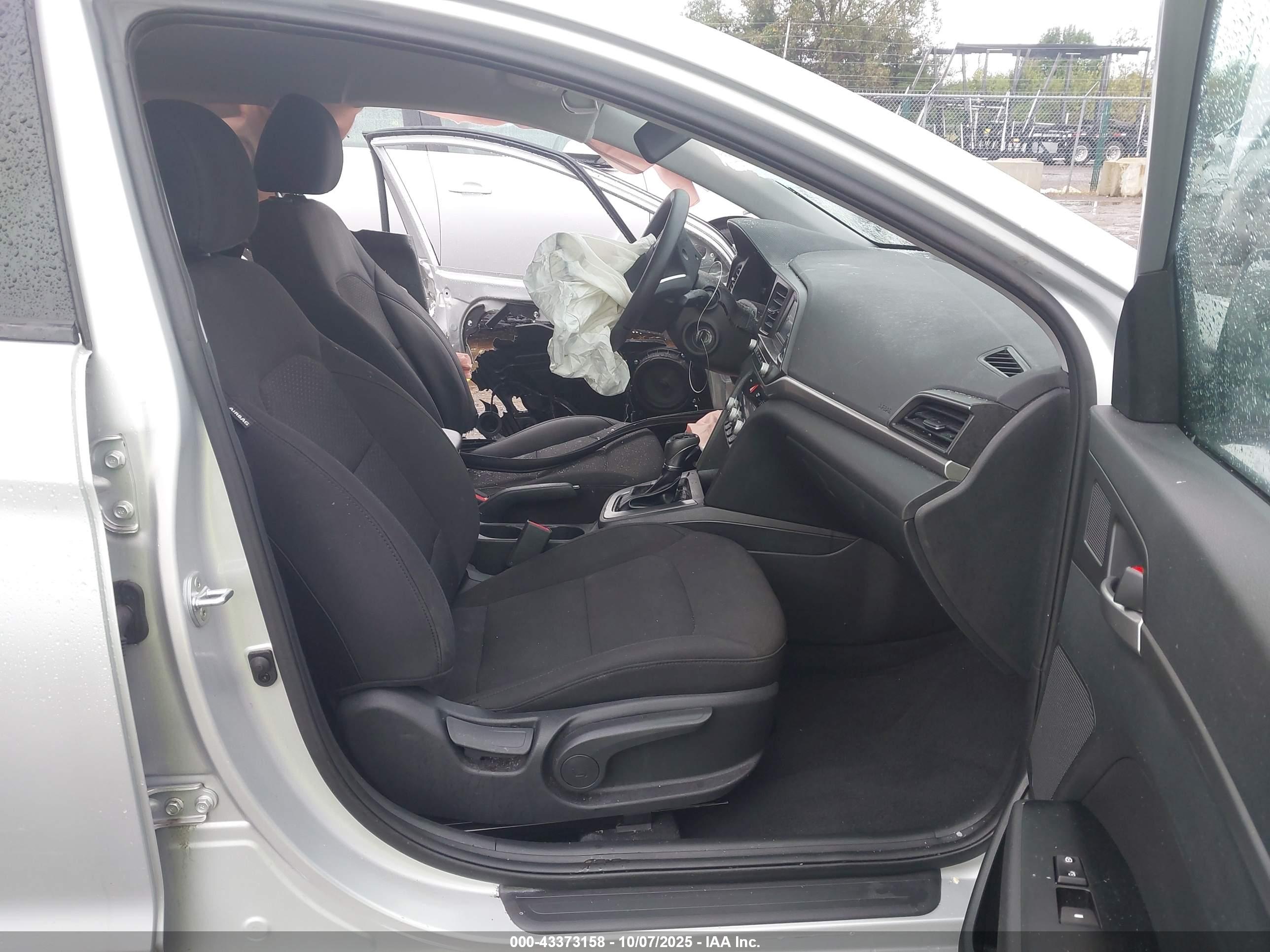 HYUNDAI ELANTRA image 5