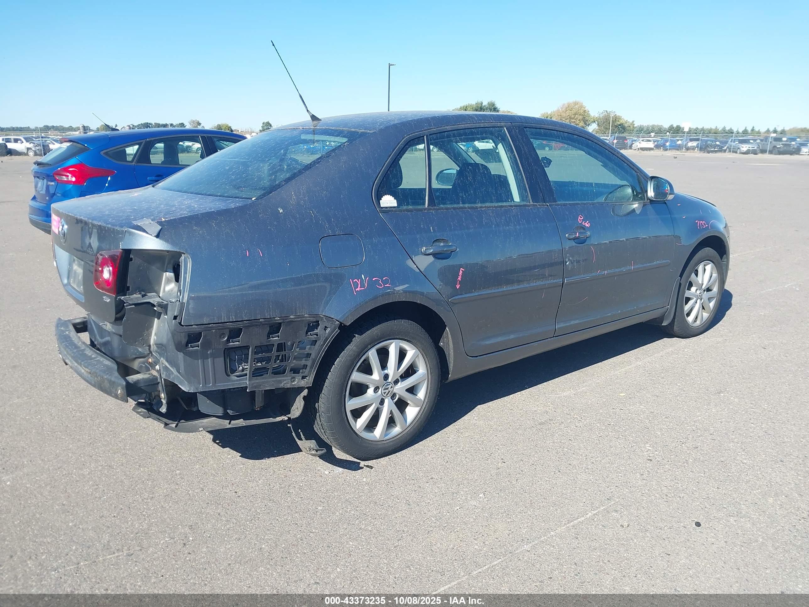 VOLKSWAGEN JETTA image 4