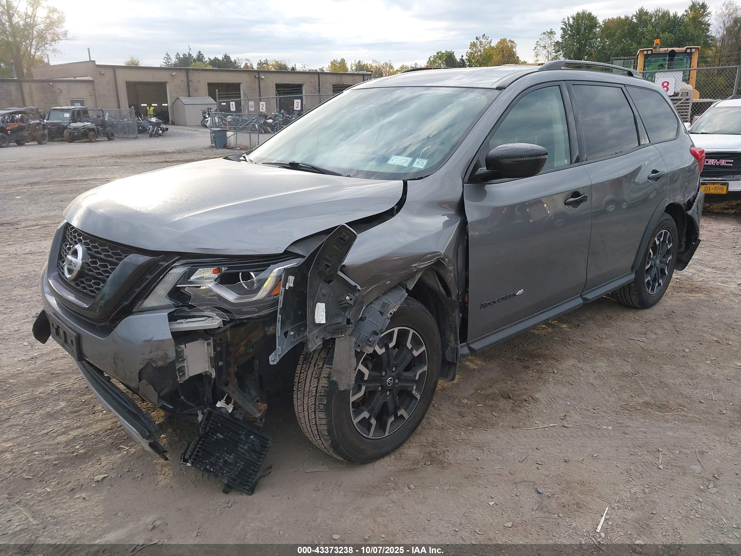 NISSAN PATHFINDER image 2