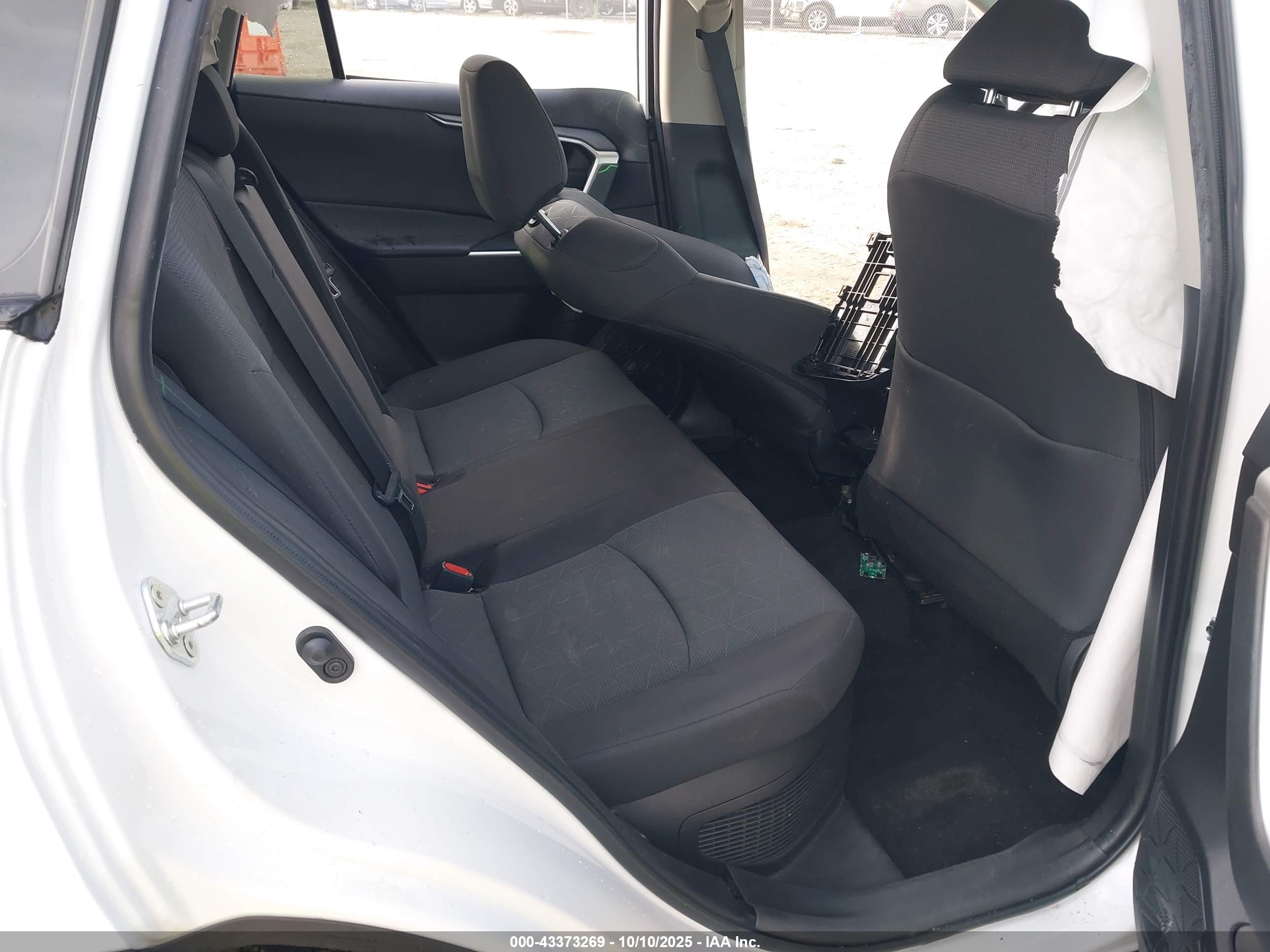 TOYOTA RAV4 image 8