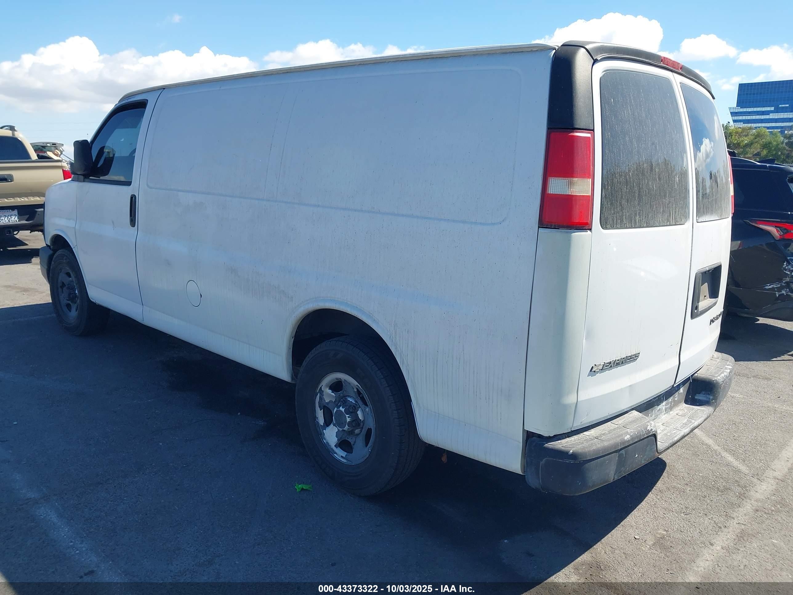 CHEVROLET EXPRESS image 3