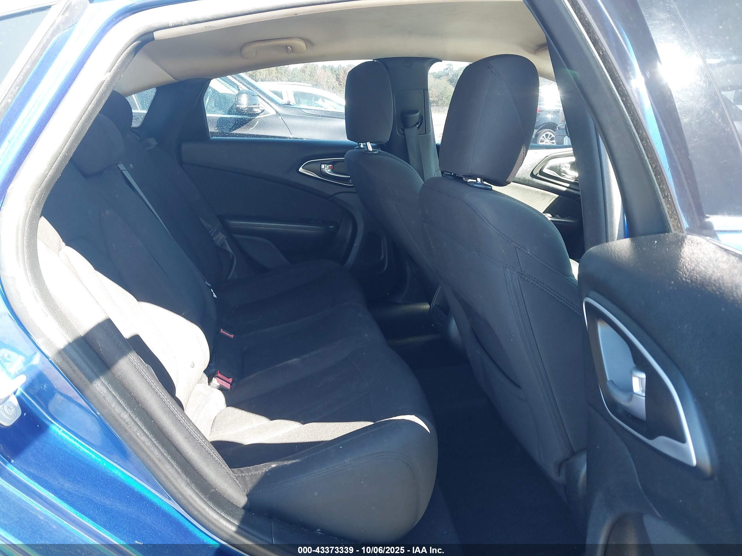 CHRYSLER 200 image 8