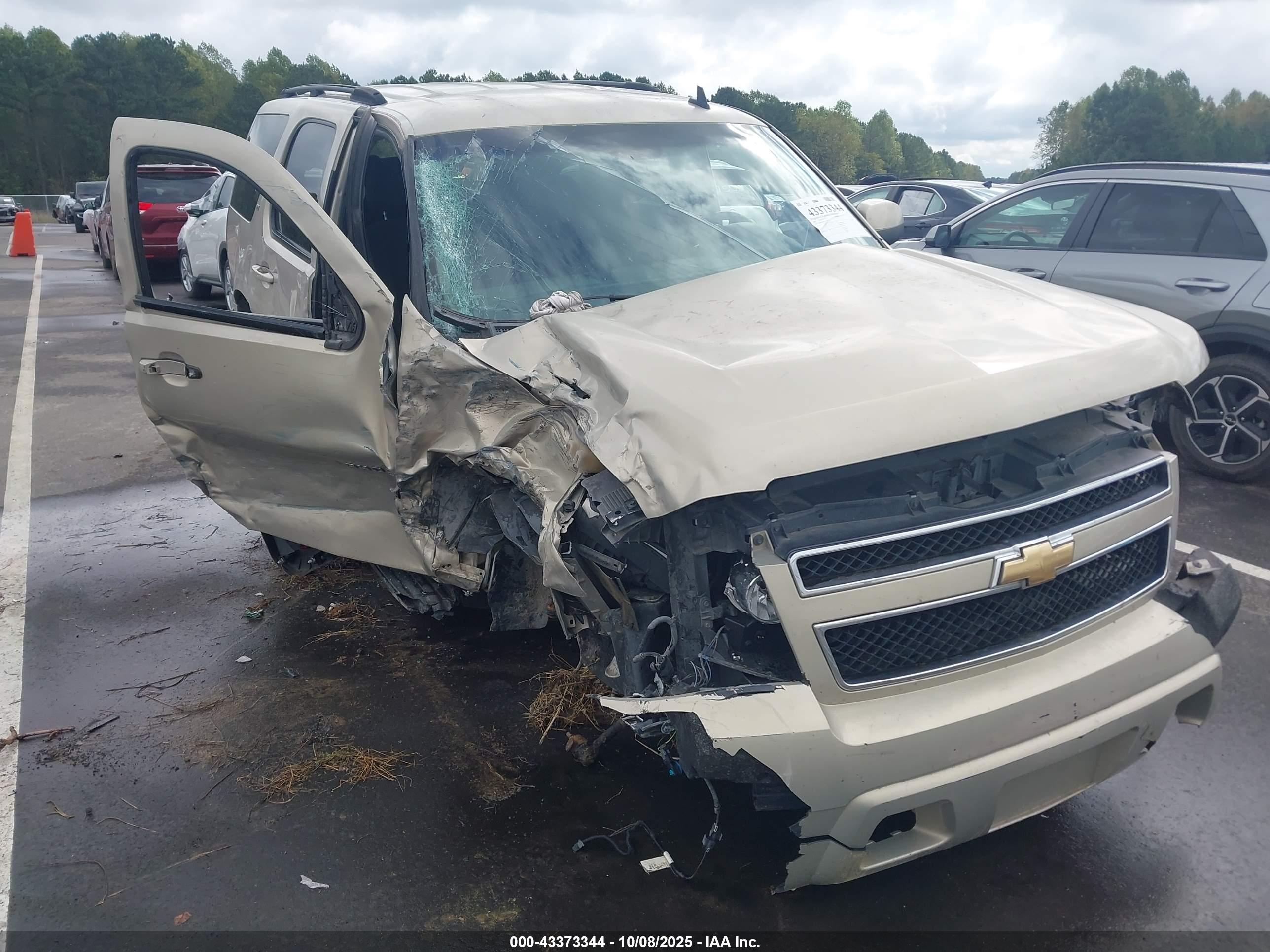 CHEVROLET TAHOE image 6