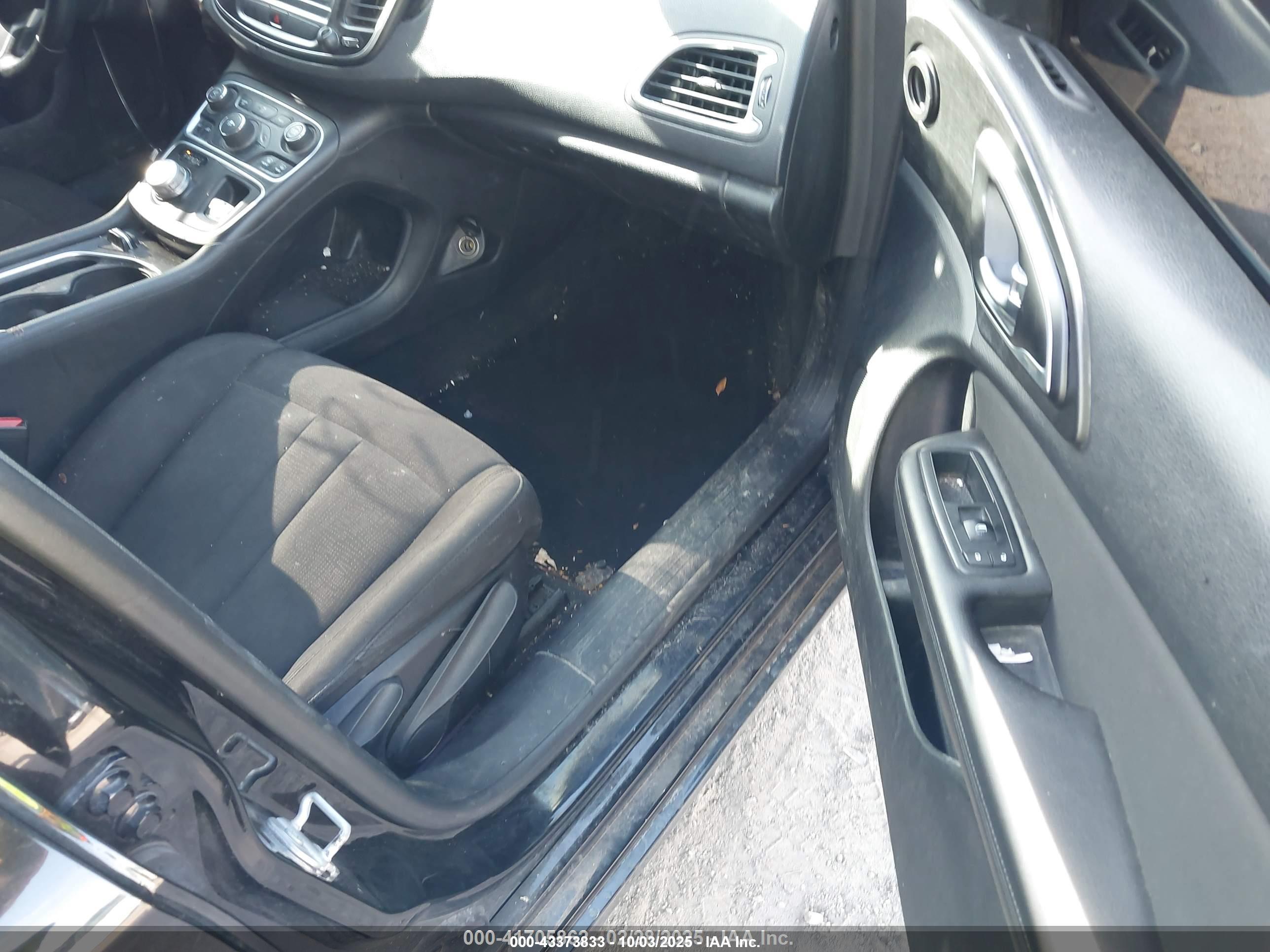 CHRYSLER 200 image 5